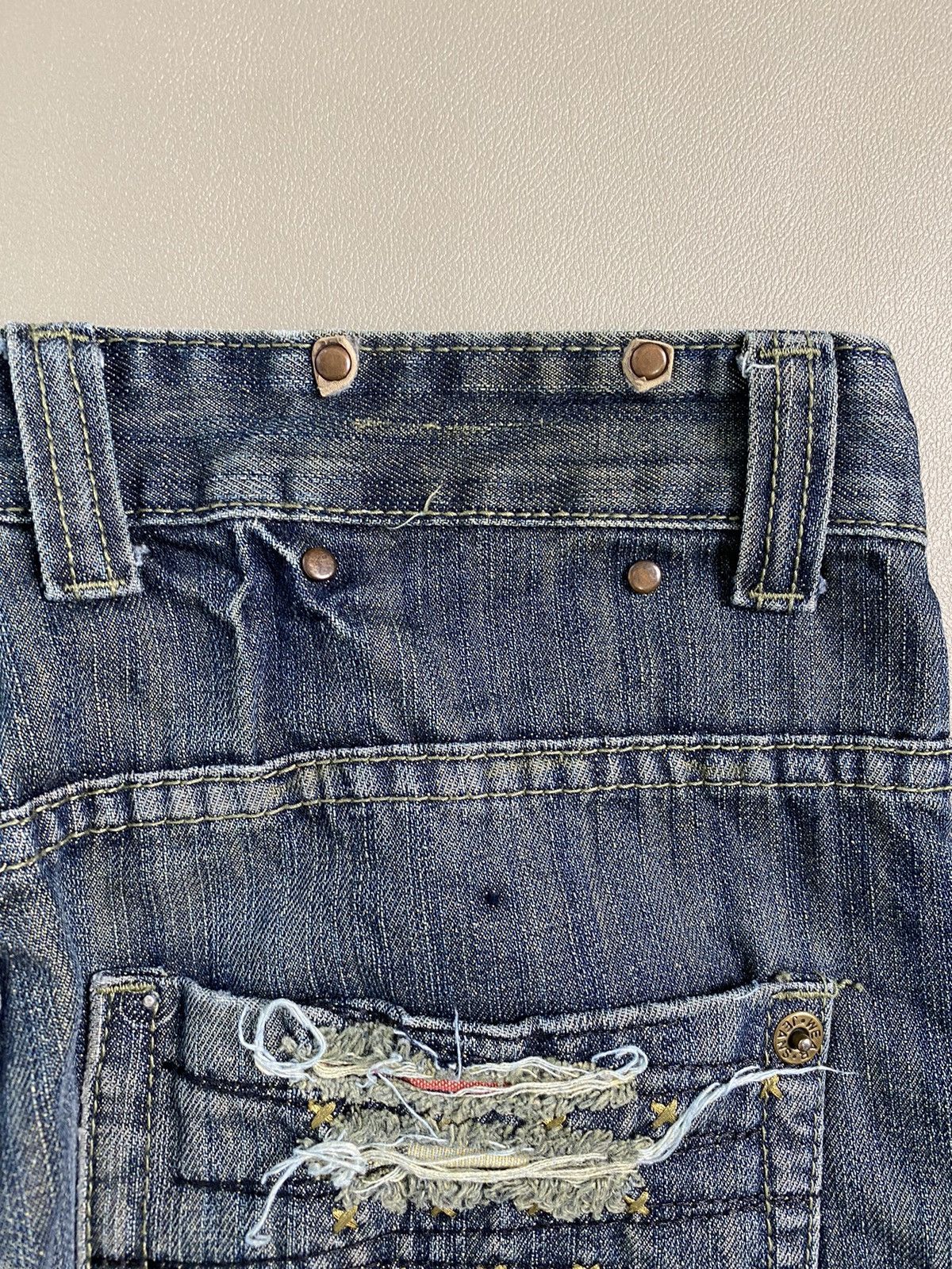 If Six Was Nine × Japanese Brand × Le Grande Bleu (L.G.B.) 2000s Kuyizu Distressed Grunge Denim Jeans Size US 31 - 8 Thumbnail