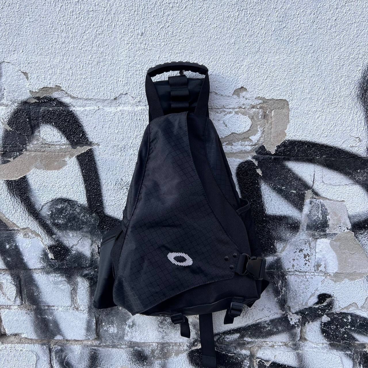 image of Vintage Oakley Sling Bag in Black, Men's