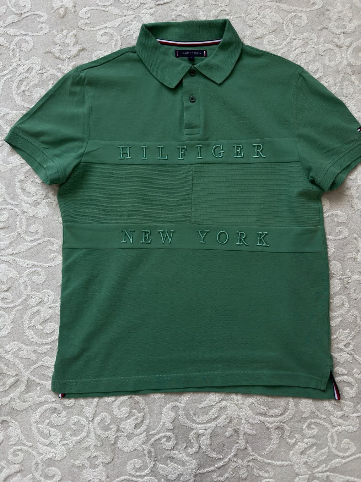 Tommy Hilfiger Tommy Hilfiger Embossed Polo Shirt Size US S / EU 44-46 / 1 - 1 Thumbnail