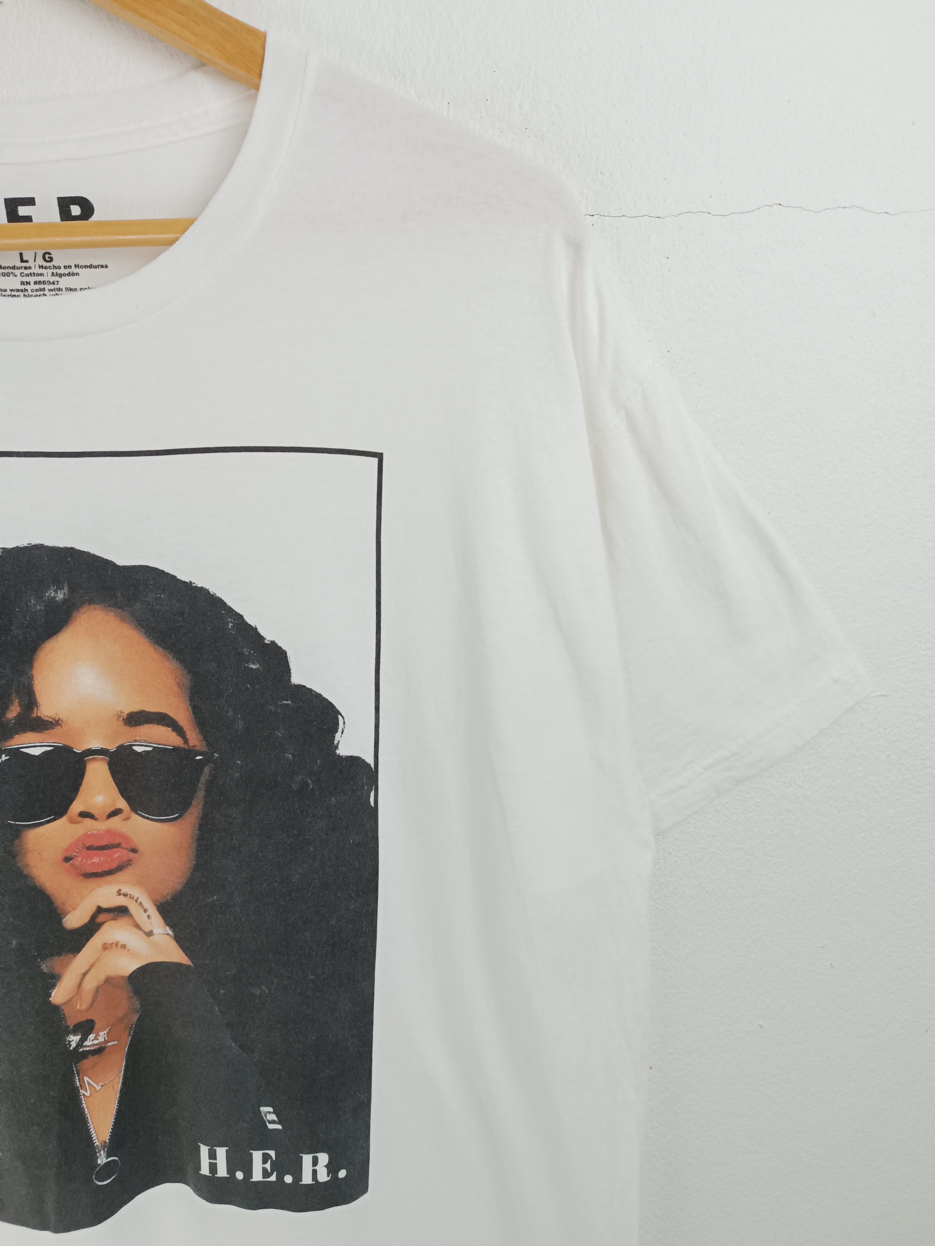 Rap Tees VINTAGE H.E.R. PORTRAIT CUTE RAP TEES tyla sza travis scott Size US L / EU 52-54 / 3 - 6 Thumbnail