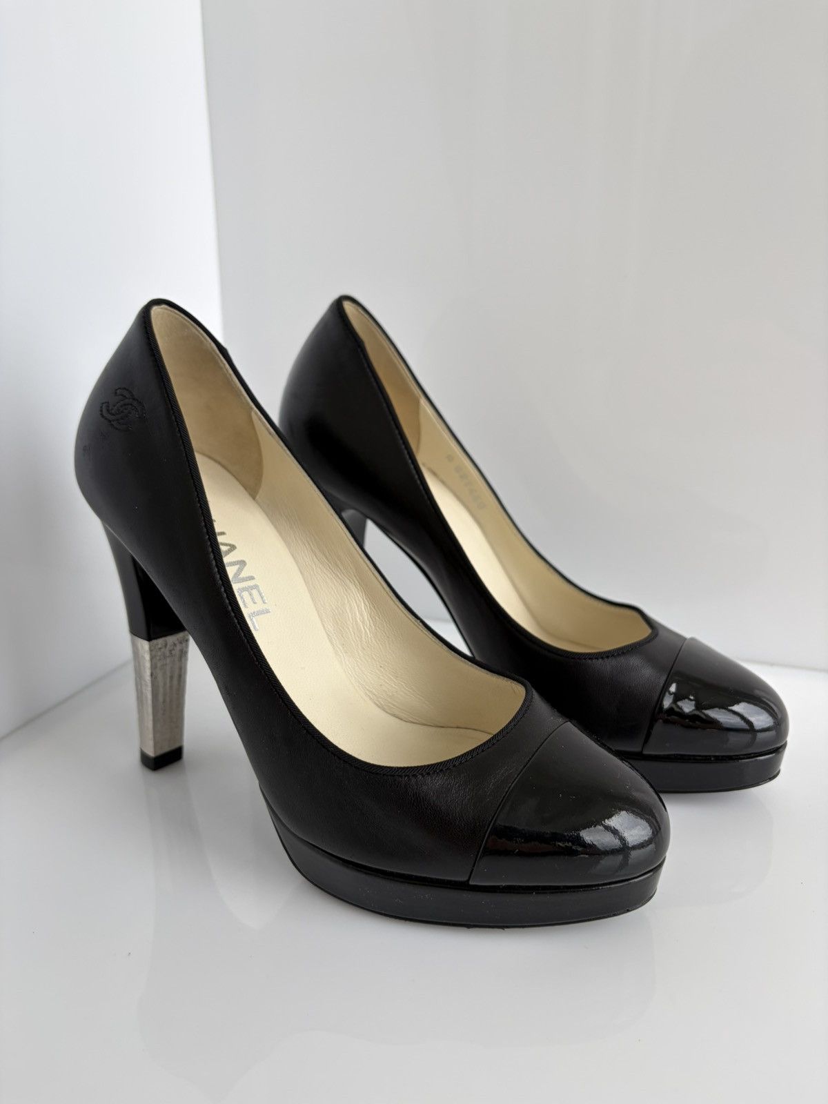 Chanel Chanel CC Logo Leather And Patent Cap Toe Heels Size 37C Size US 7 / IT 37 - 1 Thumbnail