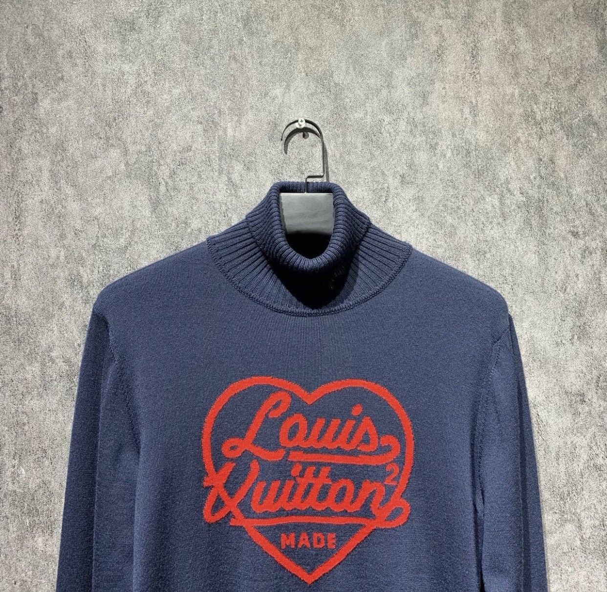 Louis Vuitton LOUIS VUITTON Deep blue heart-shaped neck knitted sweater Size US L / EU 52-54 / 3 - 3 Thumbnail
