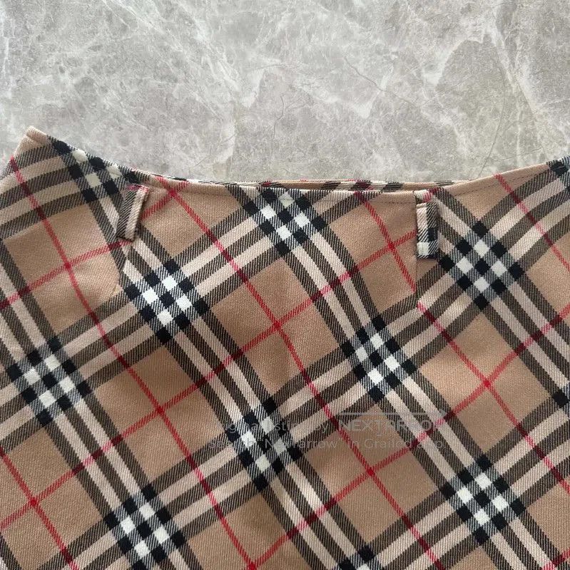 Burberry Burberry Wool Mini Skirt in Khaki. Size 23" - 4 Thumbnail
