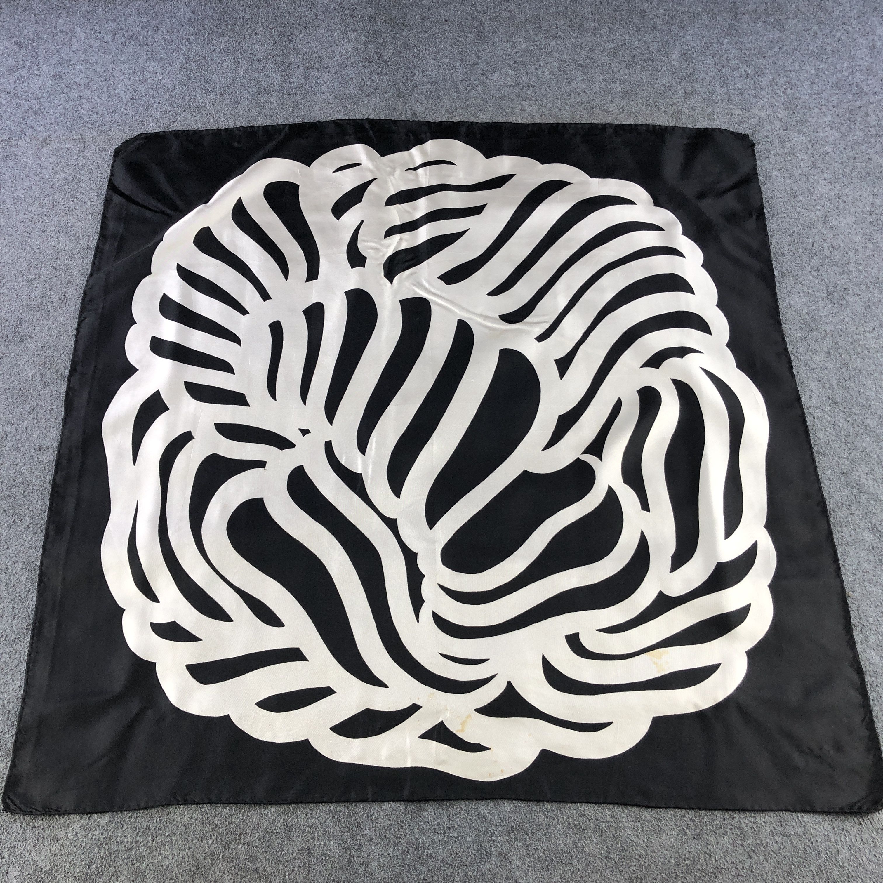 Japanese Brand Luxury Abstract Hand Rolled Silk Scarf M1084 Size ONE SIZE - 2 Thumbnail
