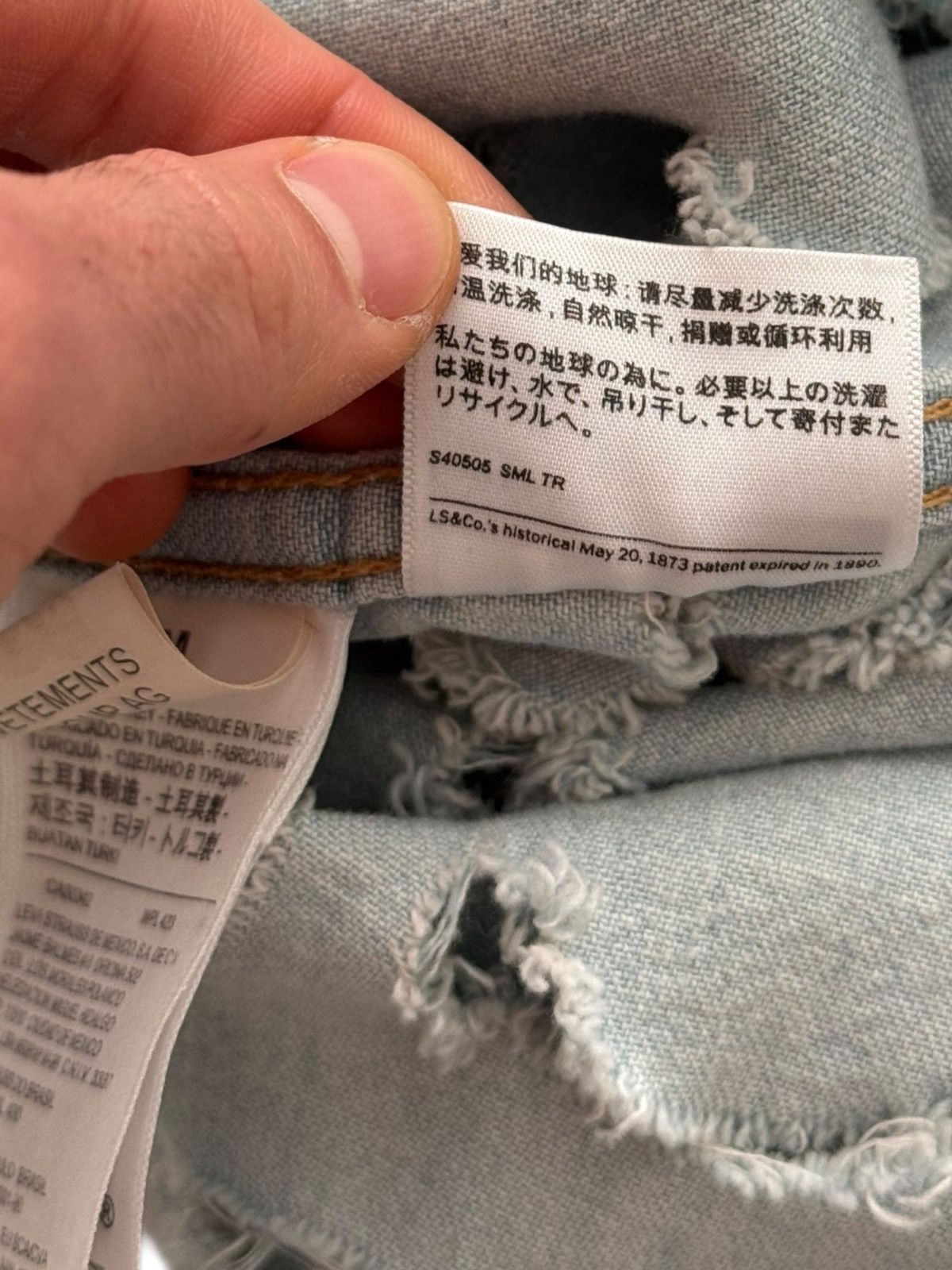 Vetements X Levi’s Shred Thrashed Cutout Denim Shirt Size US M / EU 48-50 / 2 - 13 Thumbnail