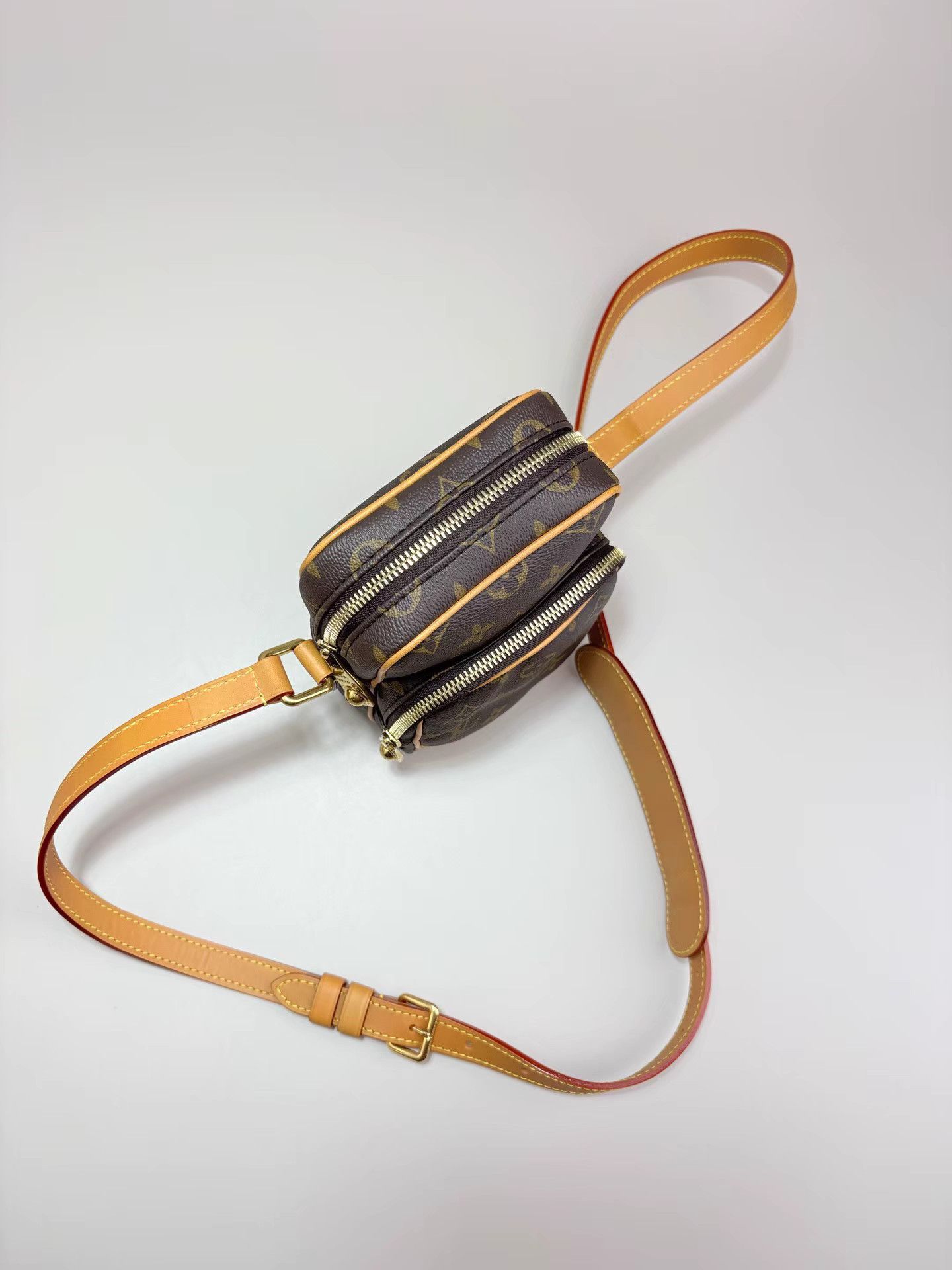 Louis Vuitton LOUIS VUITTON Amazone Monogram Double-Zip Camera Bag K1 Size ONE SIZE - 4 Thumbnail