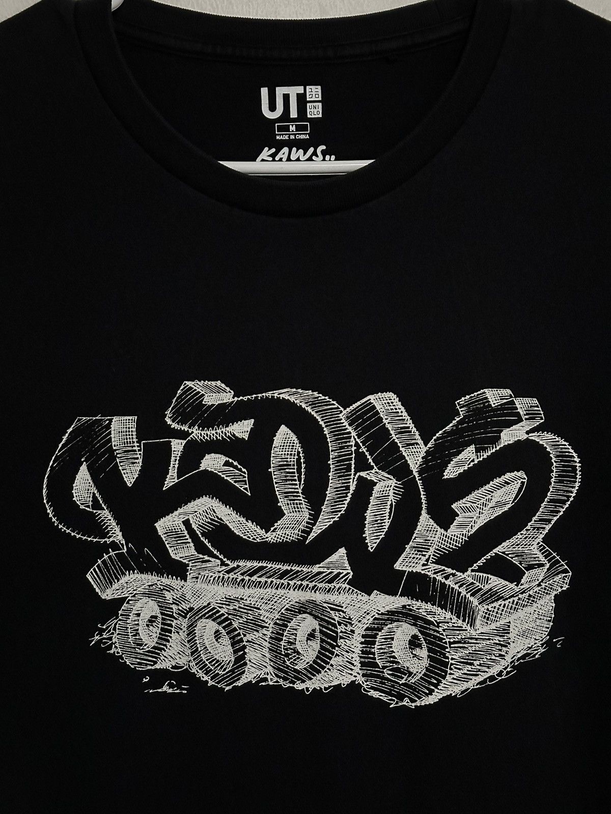 Kaws × Uniqlo KAWS Uniqlo Wordmark Tee Size US M / EU 48-50 / 2 - 2 Thumbnail