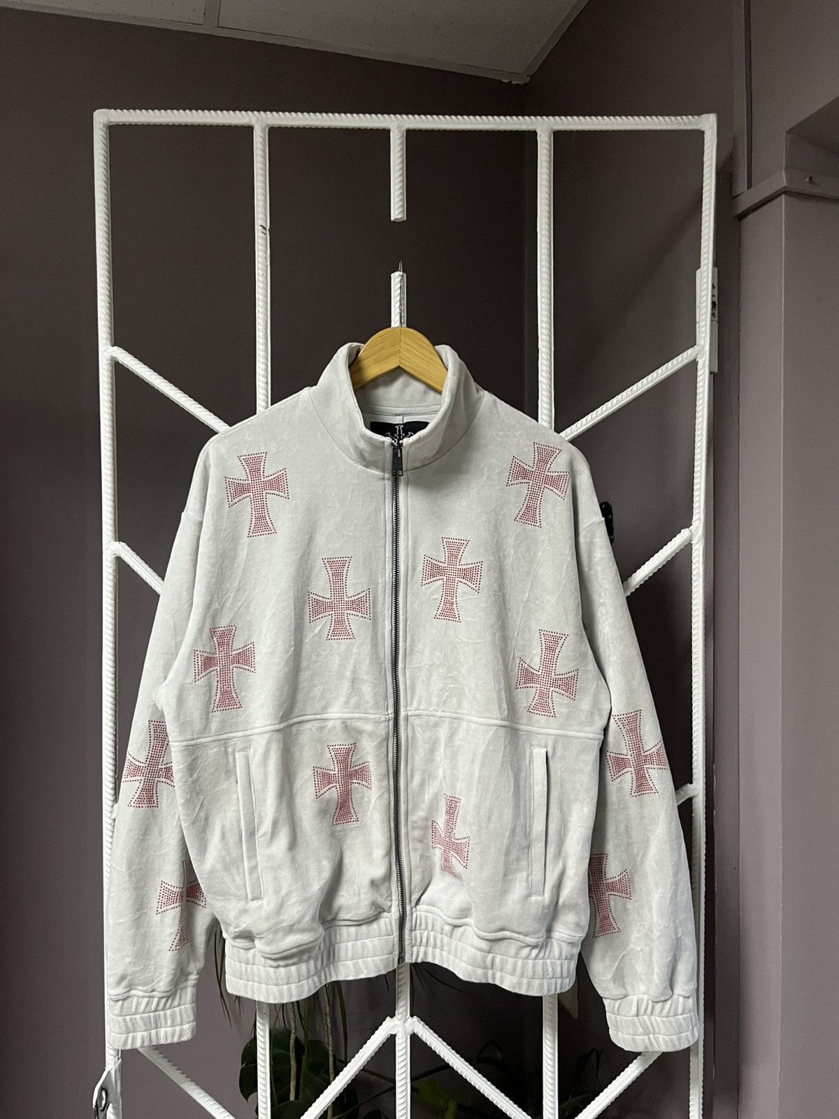 R*_様 UNKNOWN LONDON Cross Rhinestone Hoo 413A8386.jpg?v=1731428271&