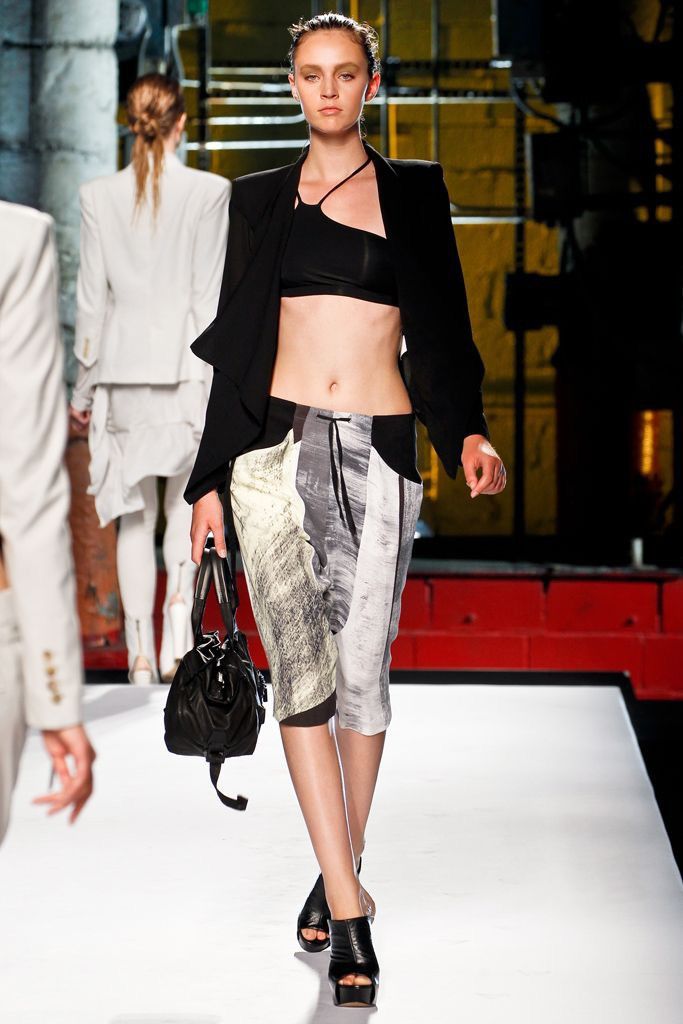 Helmut Lang Helmut Lang - Spring 2012 Front Cropped Trouser/Short Size 30" / US 8 / IT 44 - 1 Thumbnail