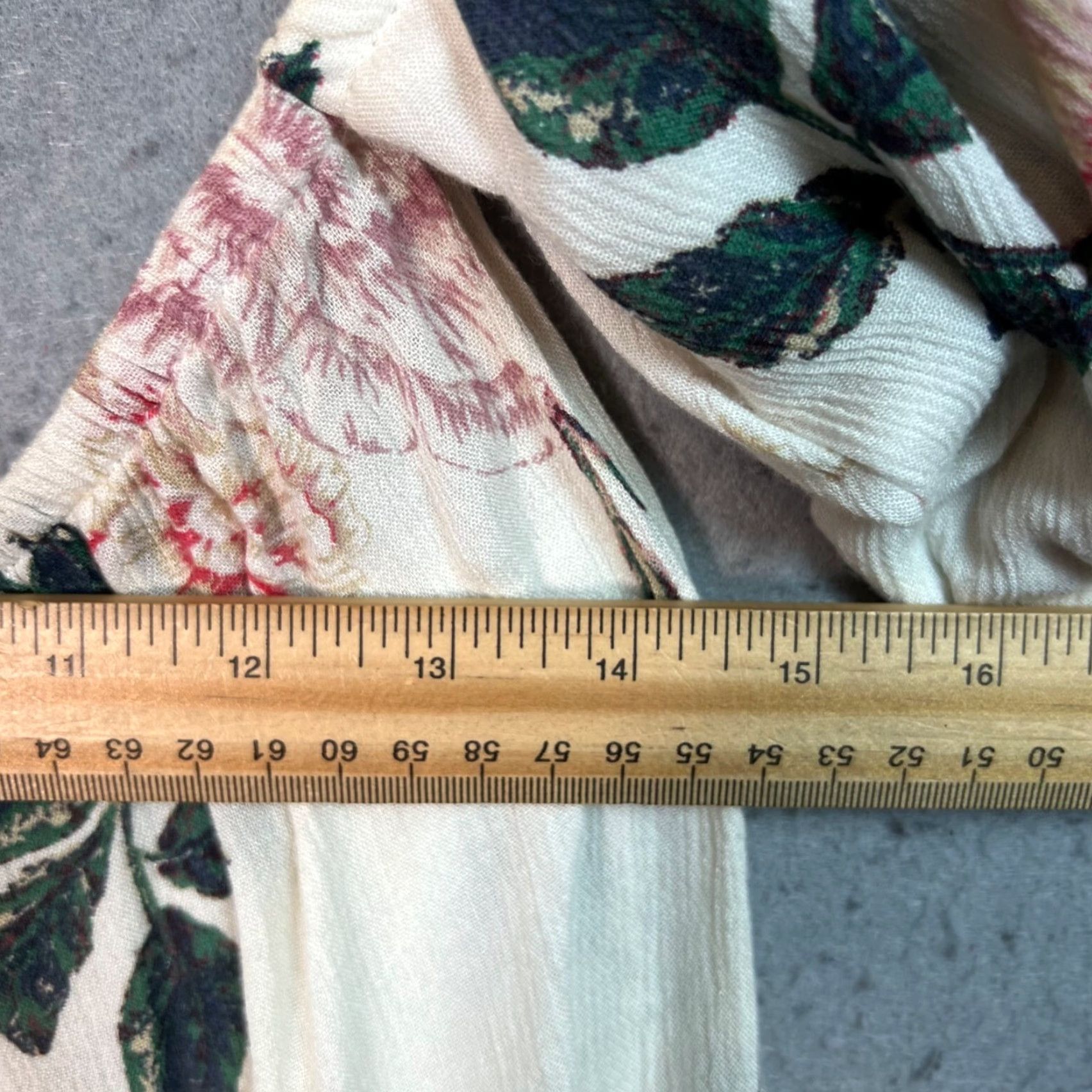 Vintage Kimchi Blue Blouse Womens Floral Puff Sleeve Scoop Neck Medium Cream 100% Rayon Size M / US 6-8 / IT 42-44 - 6 Thumbnail