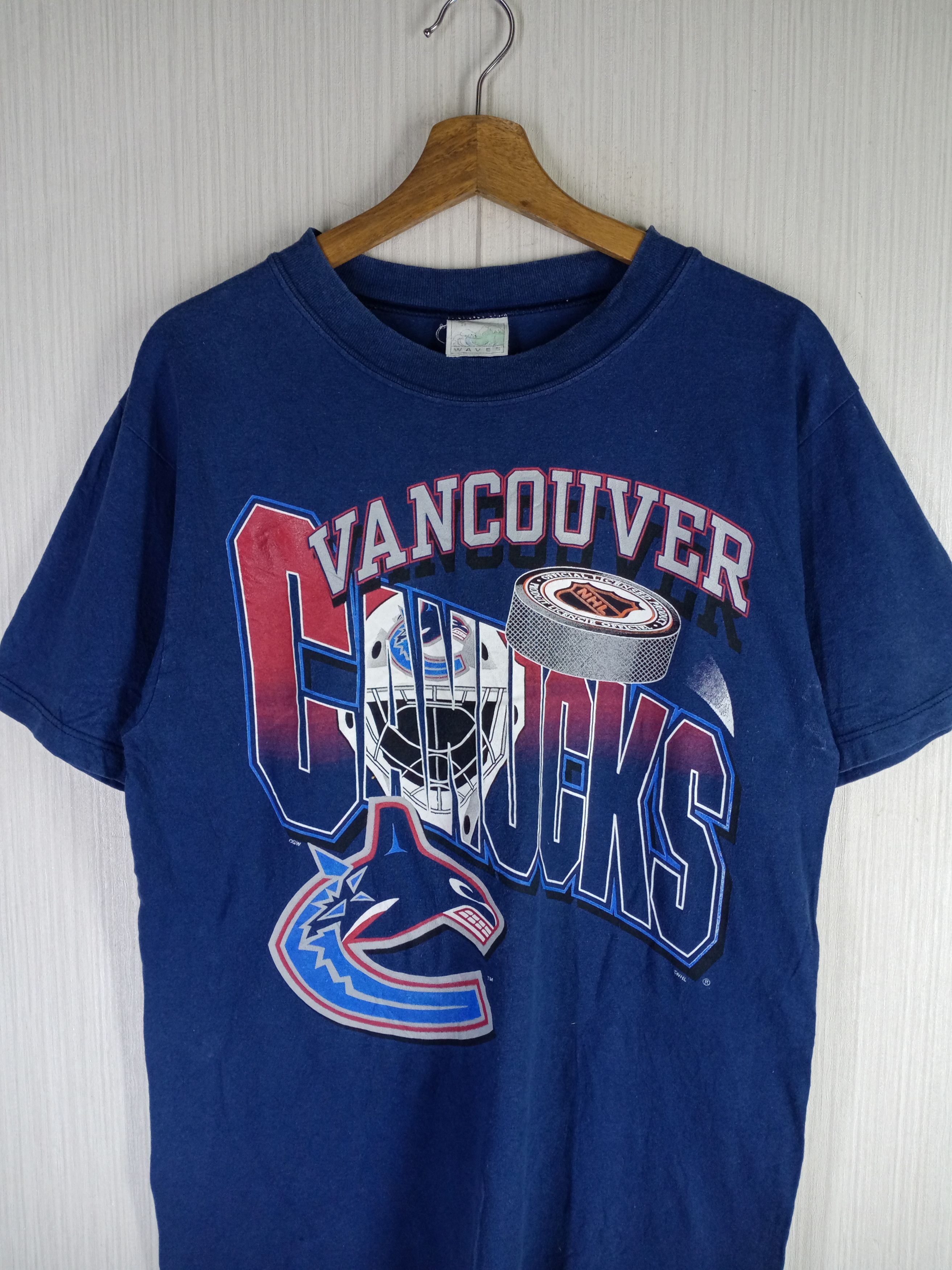 NHL RARE VINTAGE 90'S VANCOUVER CANUCKS NFL TSHIRT Size US M / EU 48-50 / 2 - 2 Thumbnail