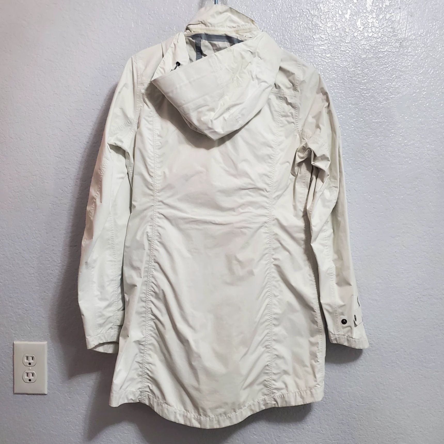 Mountain Hardwear VINTAGE Mountain Hardwear Rain Jacket Women S White Detachable Hood Nylon Soft Shell FLAW Size S / US 4 / IT 40 - 2 Thumbnail