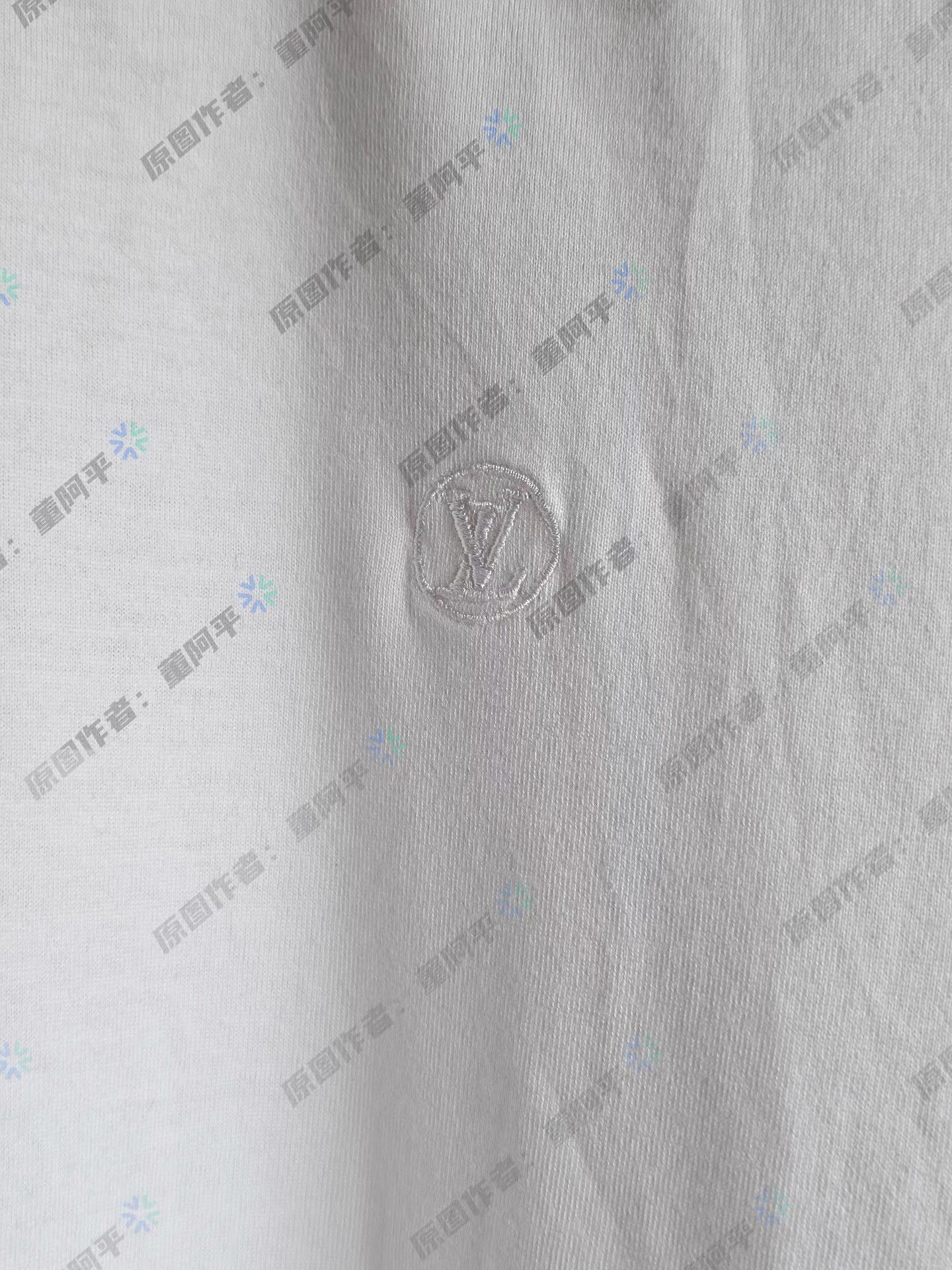 Louis Vuitton Louis Vuitton LV White Short-Sleeve T-Shirt Size US L / EU 52-54 / 3 - 3 Thumbnail