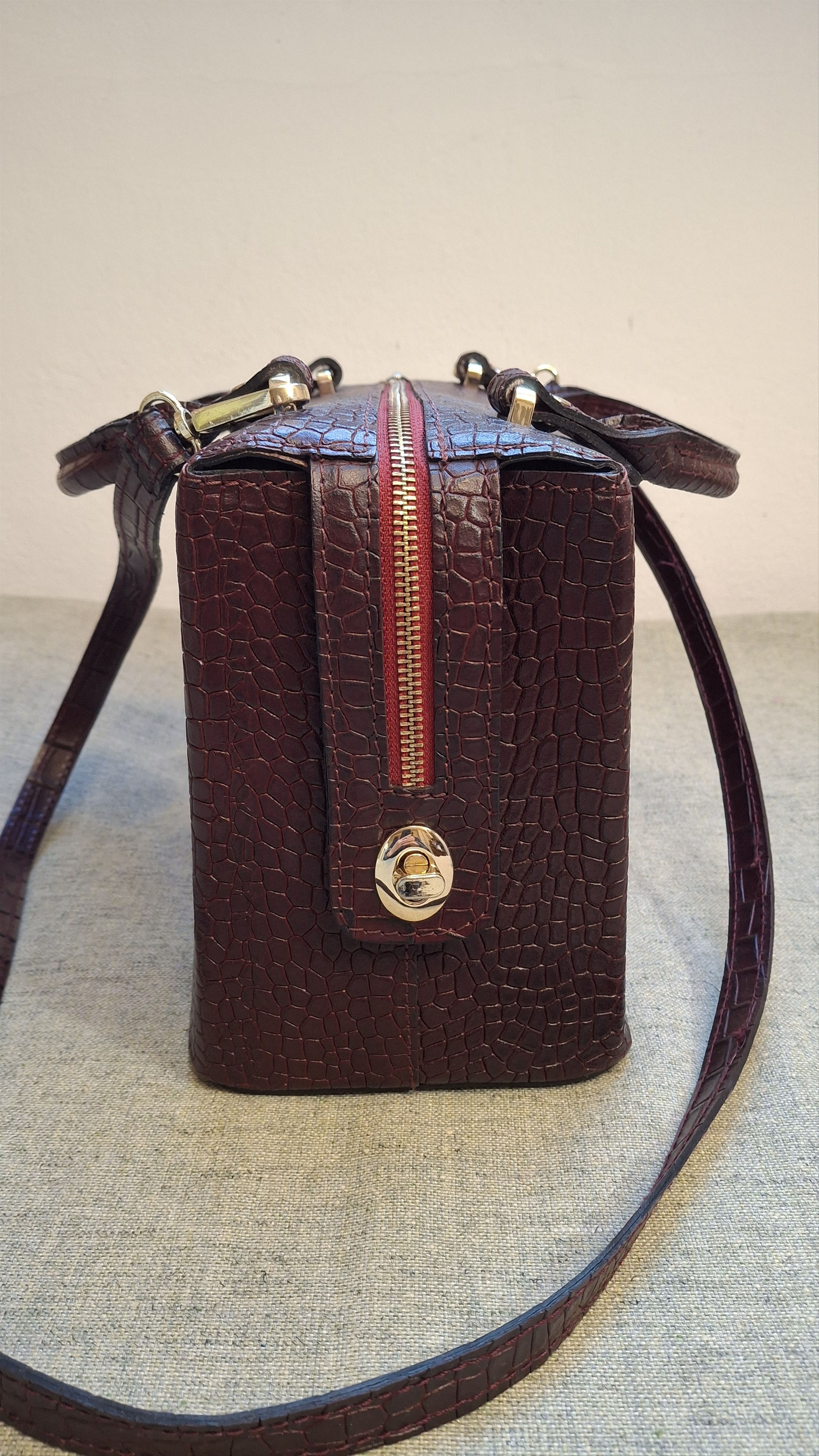 Vintage Avant-Garde Burgundy Croc Doctor Bag: Pristine Y2K Size ONE SIZE - 5 Thumbnail