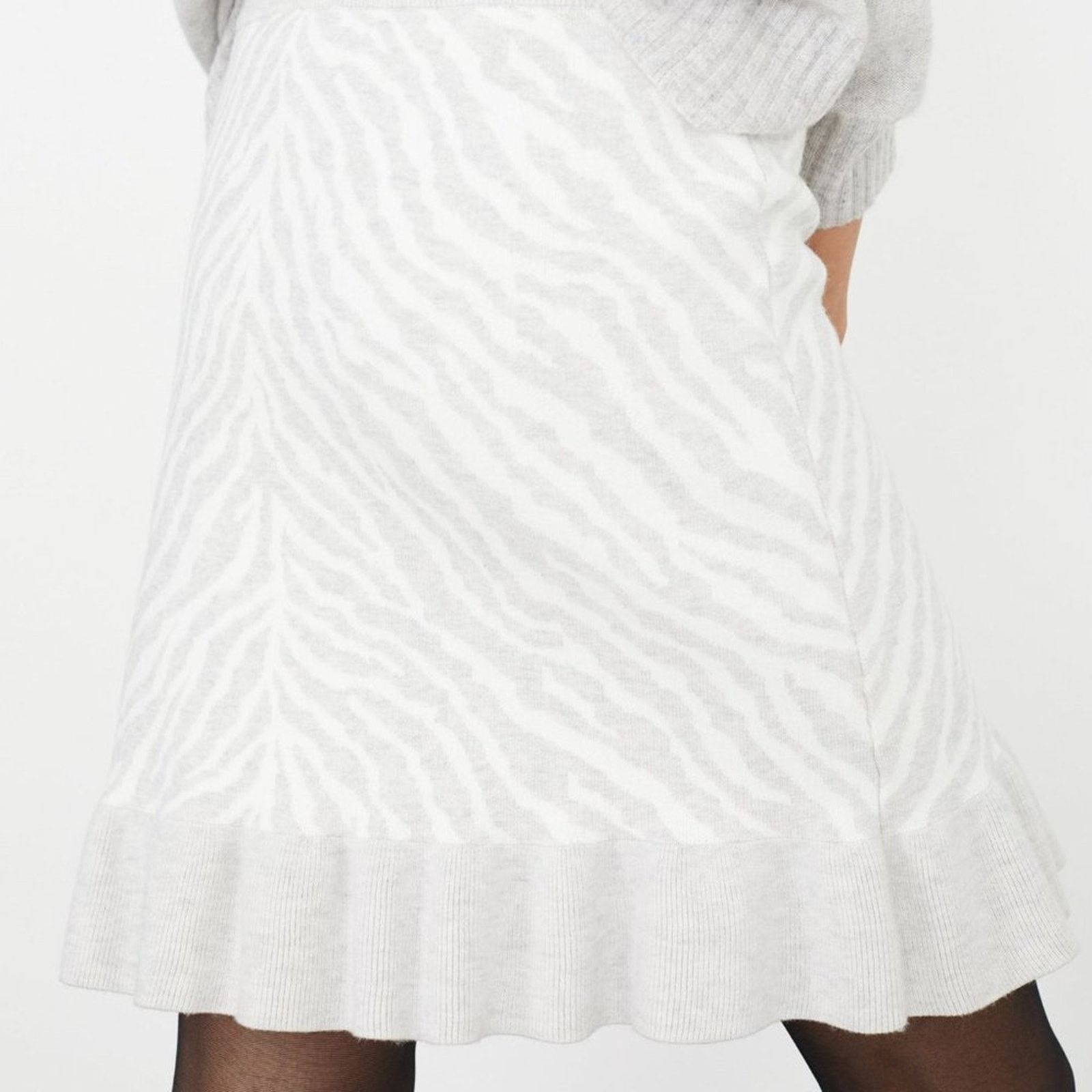 Anthropologie Anthropologie Gray Zebra Ruffled Knit Skirt Size 30" / US 8 / IT 44 - 4 Thumbnail