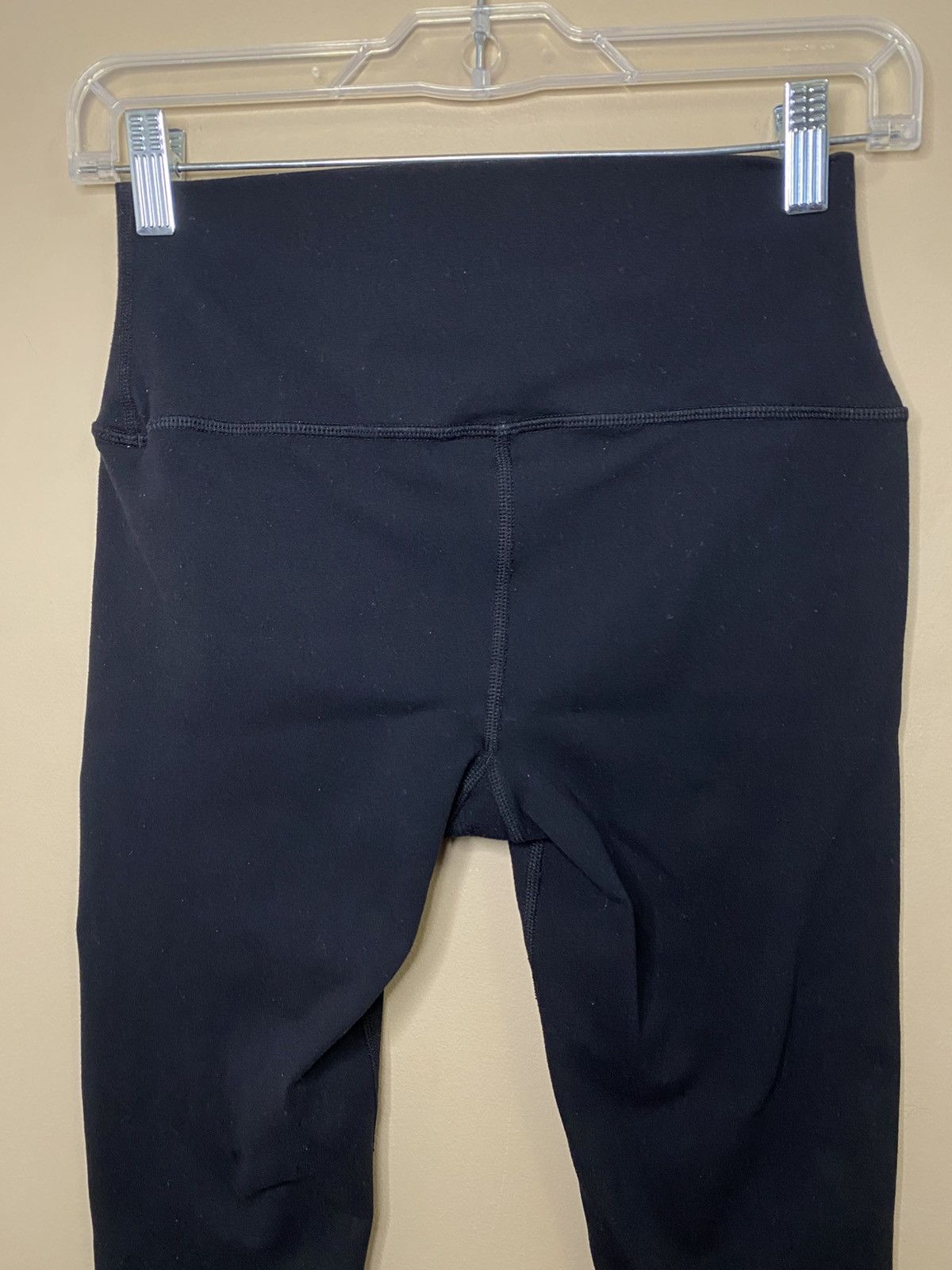 Alo Yoga ALO Yoga Black High-Waisted Airbrush Capri Leggings Size 27" / US 4 / IT 40 - 9 Thumbnail