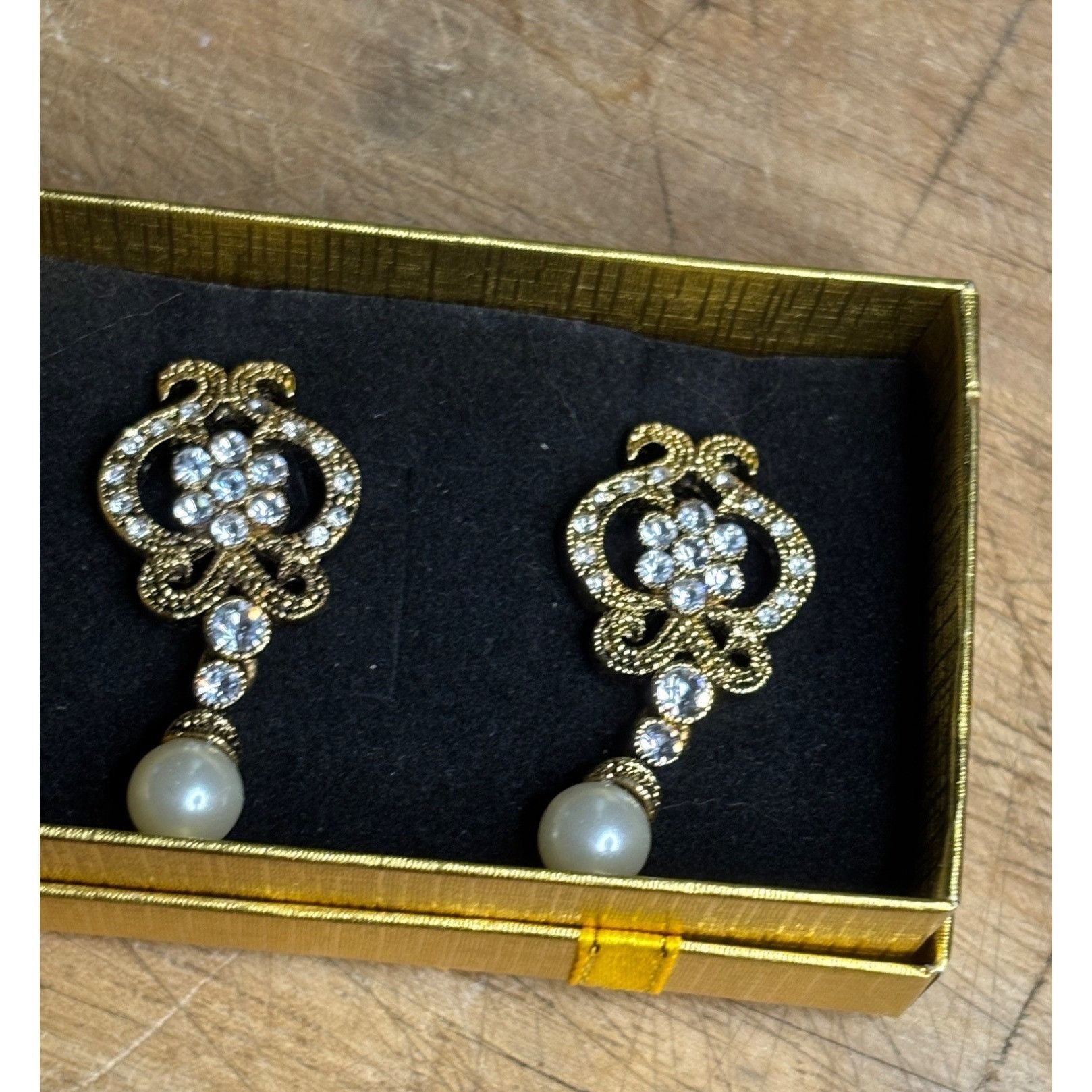 Other Gold Tone Crystal Pearl Dangle Earrings Size ONE SIZE - 7 Thumbnail