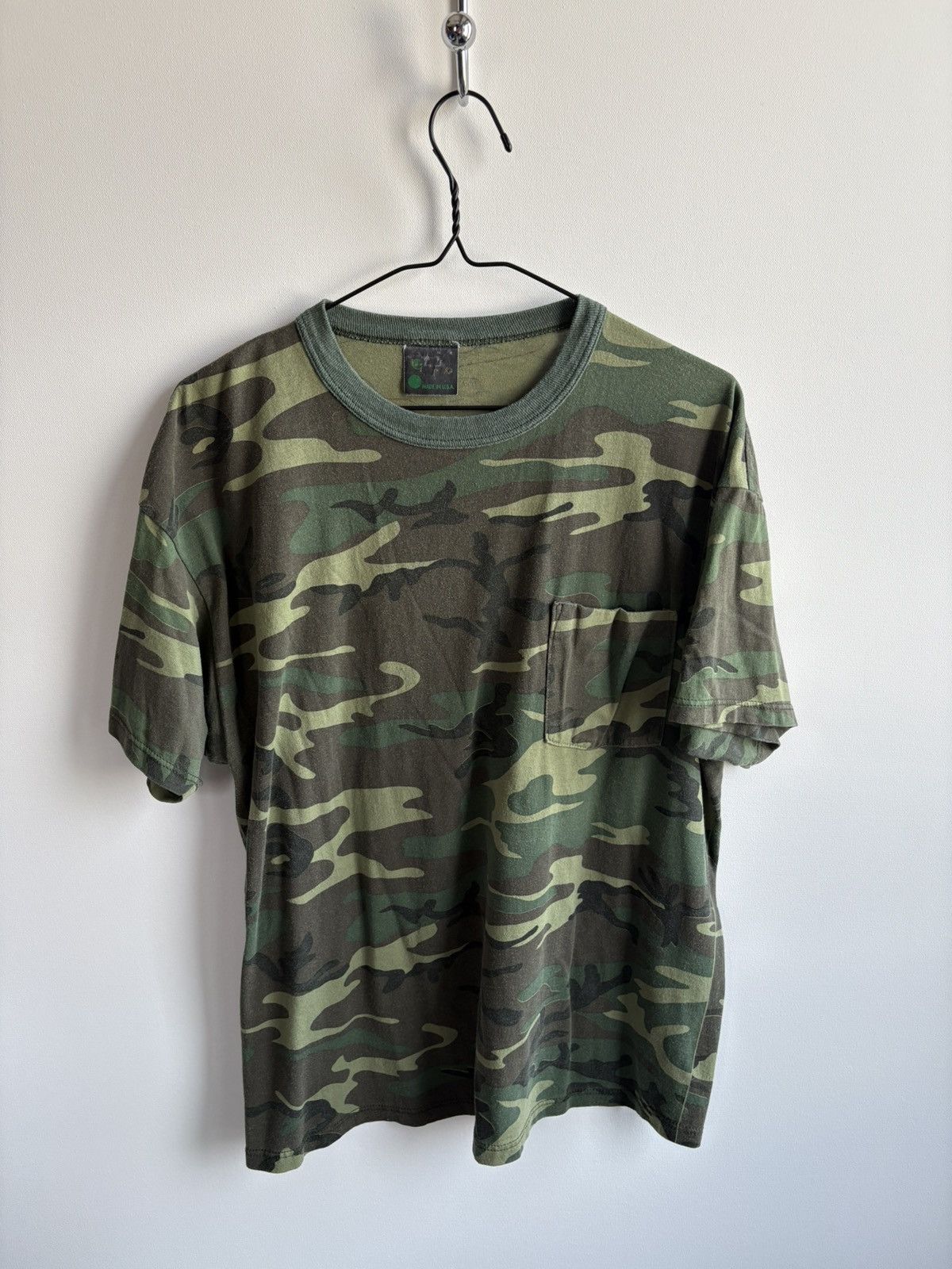 Vintage Vintage Streetwear 90s Faded Camo Gun Store T-shirt Size US L / EU 52-54 / 3 - 5 Thumbnail