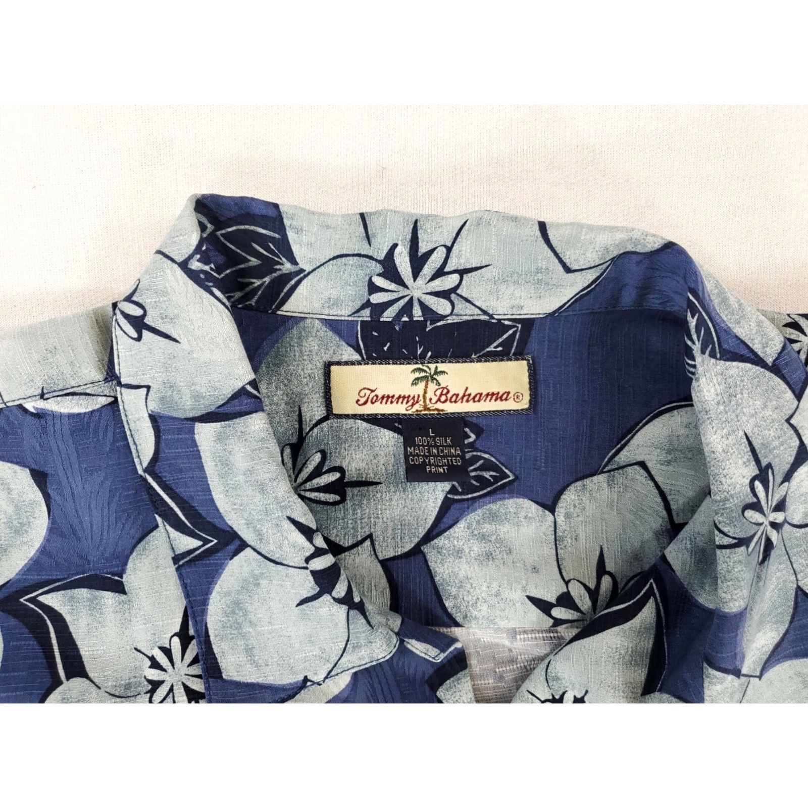 Tommy Bahama Tommy Bahama Shirt Mens L Silk Hawaiian Blue Floral Short Sleeve Button-Up 100% Silk Hawaiian Theme Size US L / EU 52-54 / 3 - 3 Thumbnail