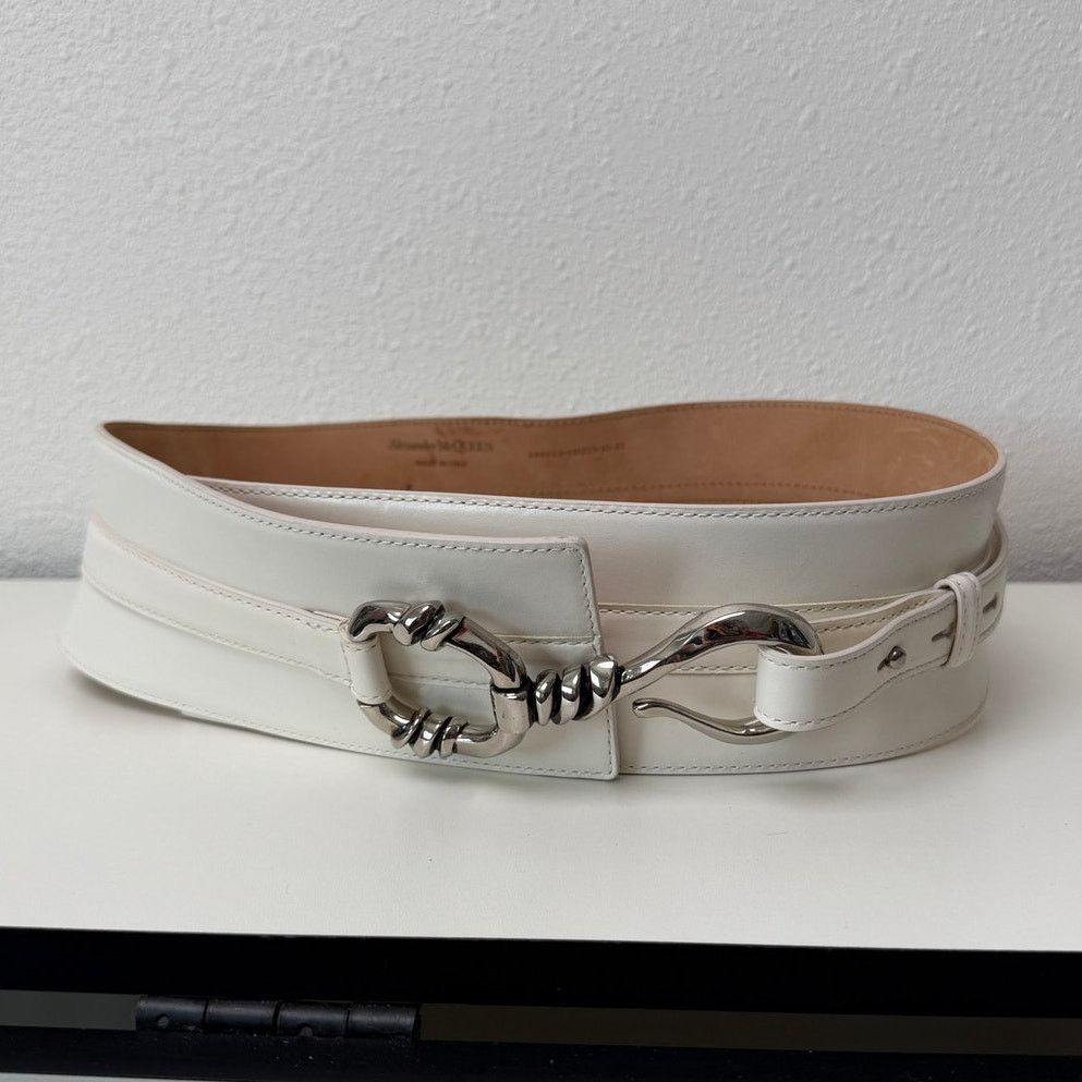 Alexander McQueen Ivory Calf Leather Wide Hook Waist Belt Alexander McQueen Ivory Calf Leather Wide Hook Waist Belt main image 4