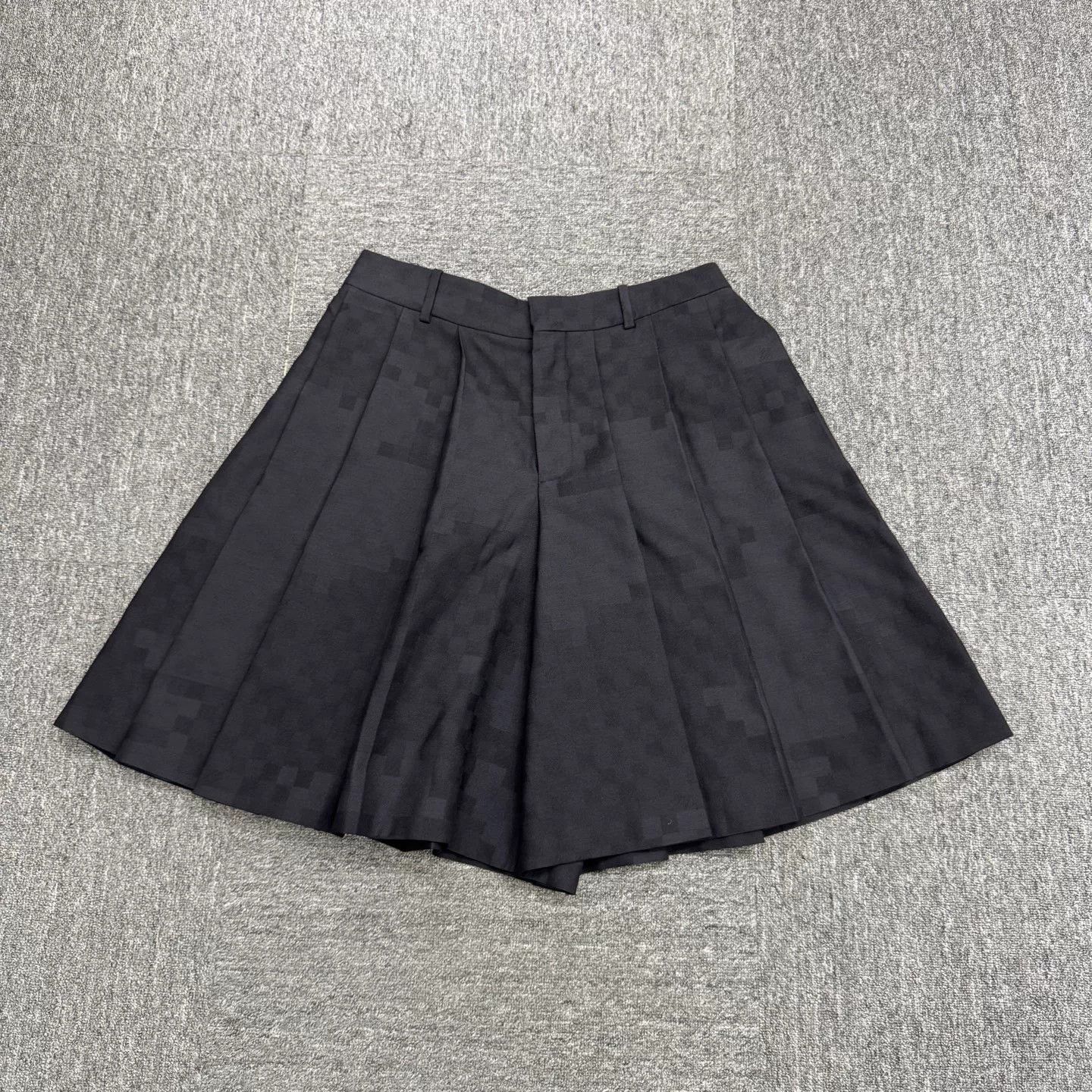 Louis Vuitton louis vuitton black pleated shorts Size US 32 / EU 48 - 1 Thumbnail