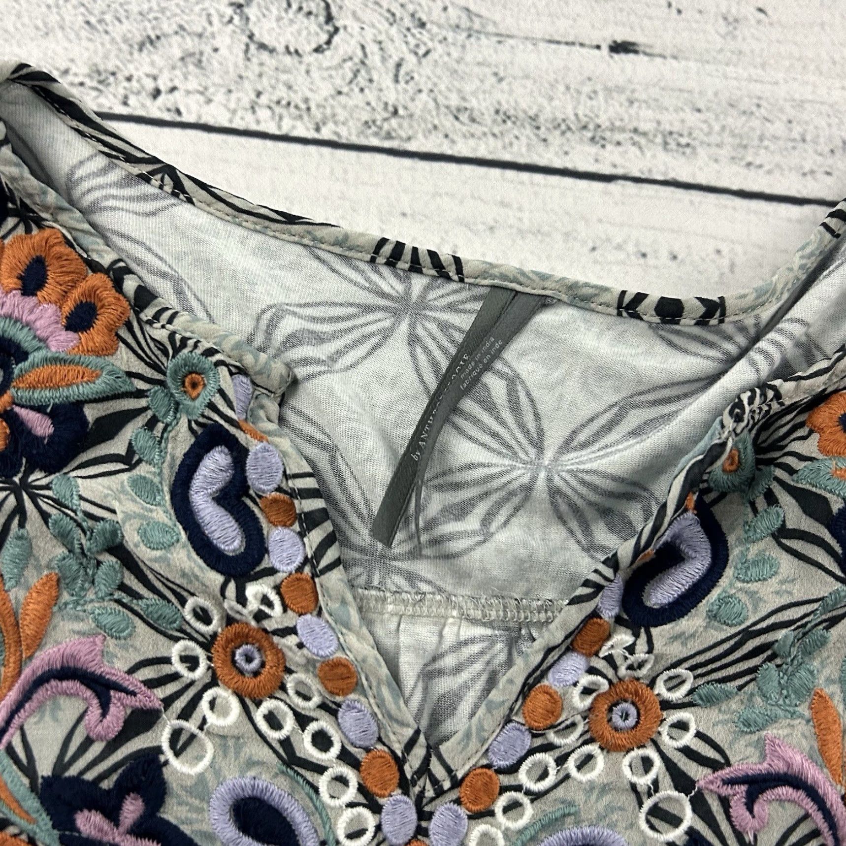 Anthropologie Anthropologie Blouse Shirt 3/4 Sleeve Embroidered Floral Top Women's Small Gray Size S / US 4 / IT 40 - 2 Thumbnail