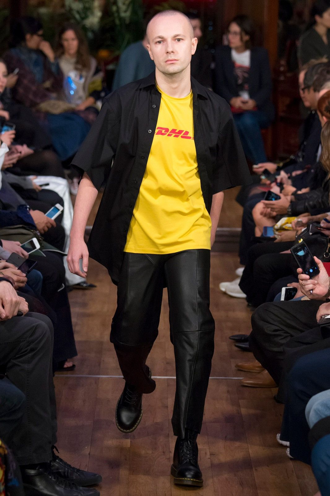 Vetements DHL Tee (SS16) Size XS / US 0-2 / IT 36-38 - 8 Thumbnail