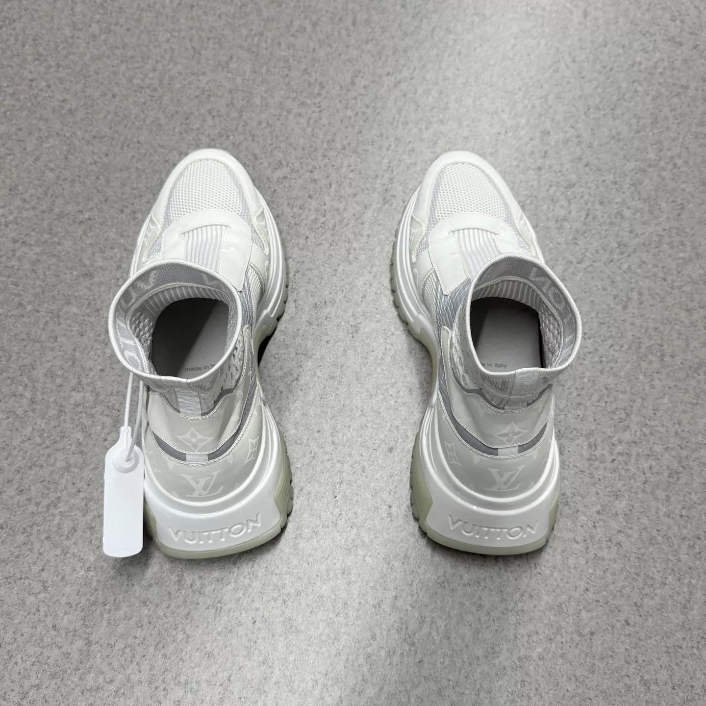 Louis Vuitton LV Run Away Monogram White 7.5US/41.5EU Size US 8.5 / EU 41-42 - 8 Thumbnail
