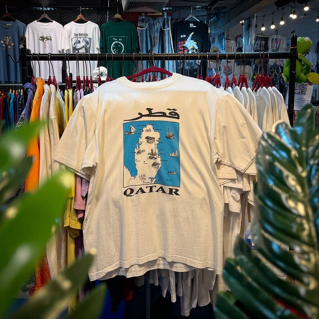Vintage Vintage Y2K Qatar t shirt Size US L / EU 52-54 / 3 - 1 Thumbnail