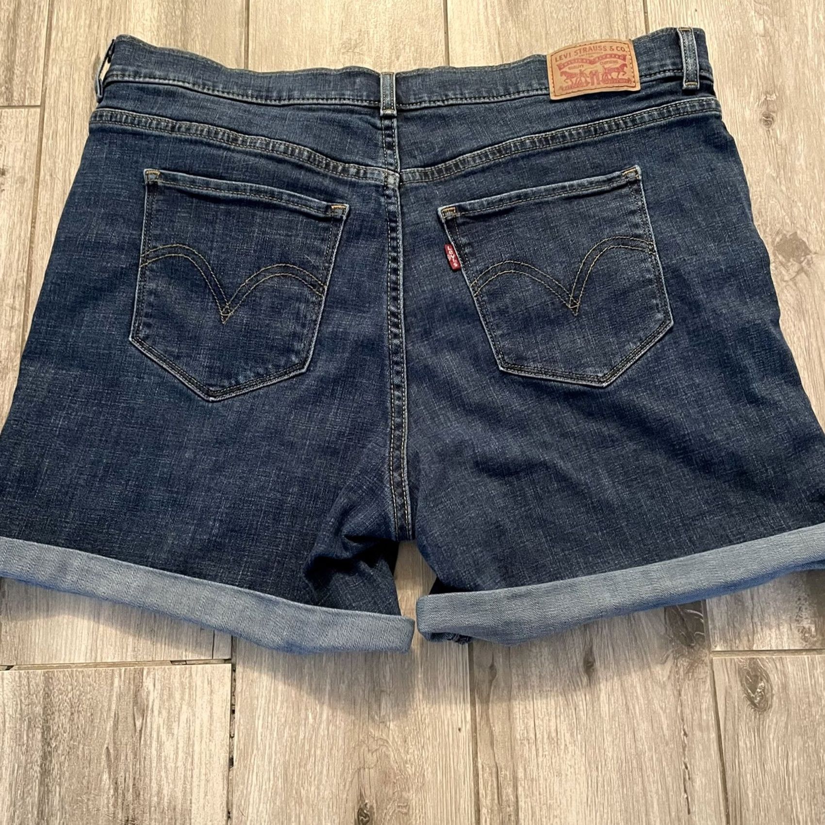Levi's Levi’s High Rise Denim Cuffed Hem Shorts Jean Cotton Stretch Casual dark 31 Women Regular Size 31 Blue 5-Pocket Zip Fly Button Old Navy Style Size 24" / US 00 / IT 34 - 4 Thumbnail