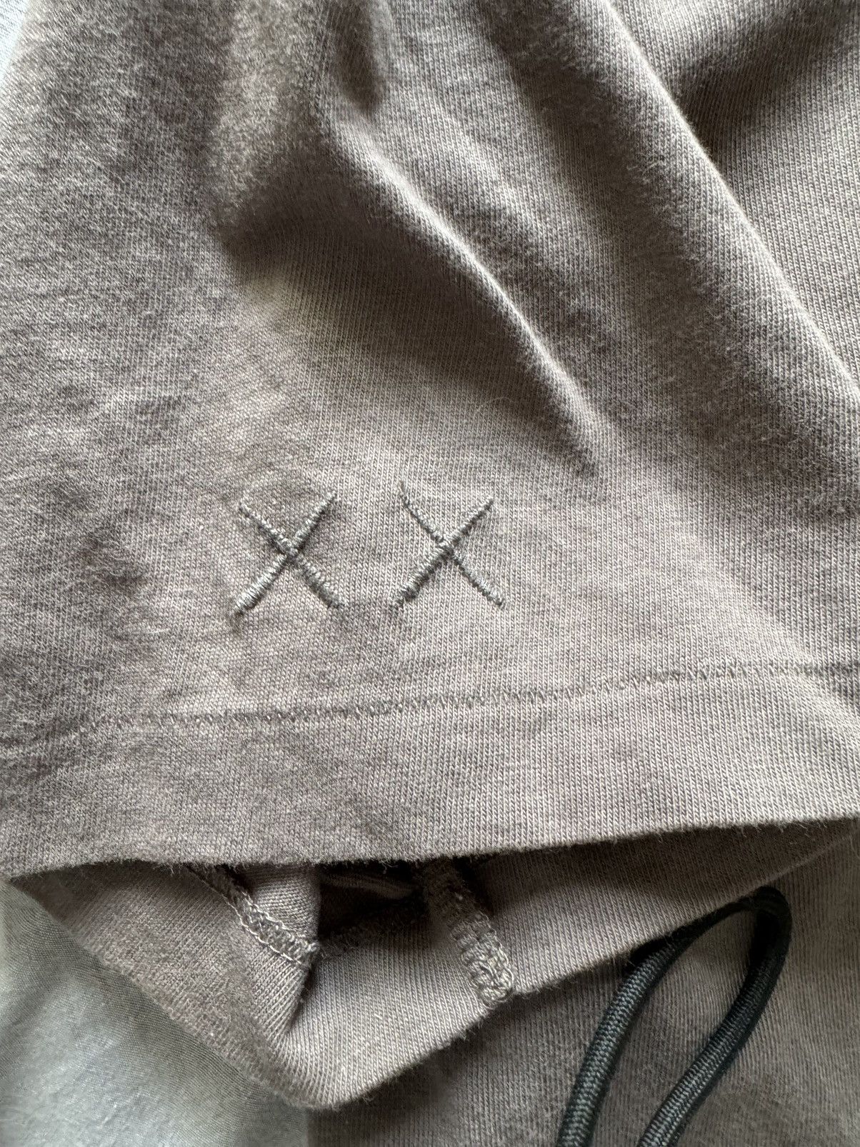 Kaws × Uniqlo Kaws Uniqlo Passing Through LTD Edition Dark Grey Shirt XL Size US XL / EU 56 / 4 - 4 Thumbnail