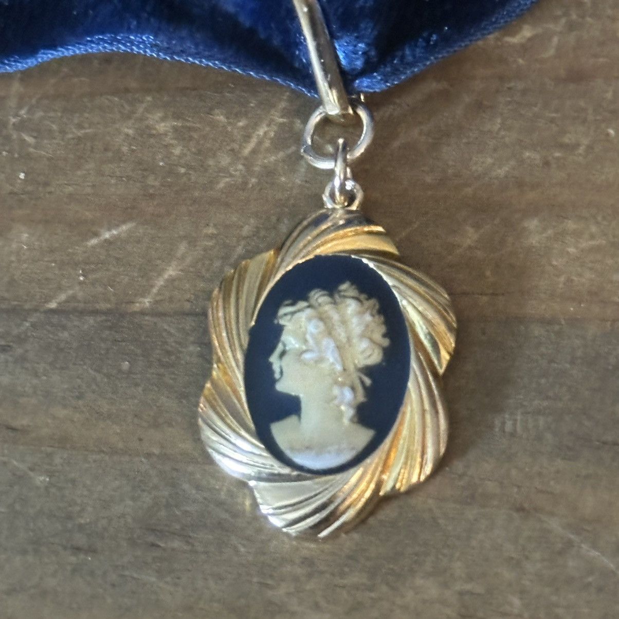 Vintage Vintage blue velvet cameo pendant choker necklace Size ONE SIZE - 3 Thumbnail