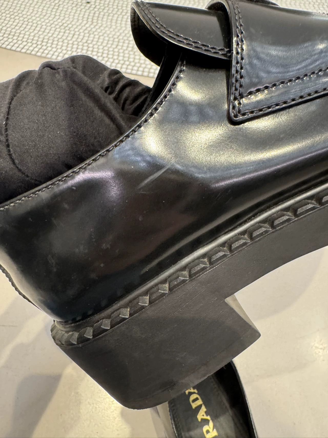 Prada Prada black loafers 36 EU pre-owned Size US 5 / IT 35 - 8 Thumbnail