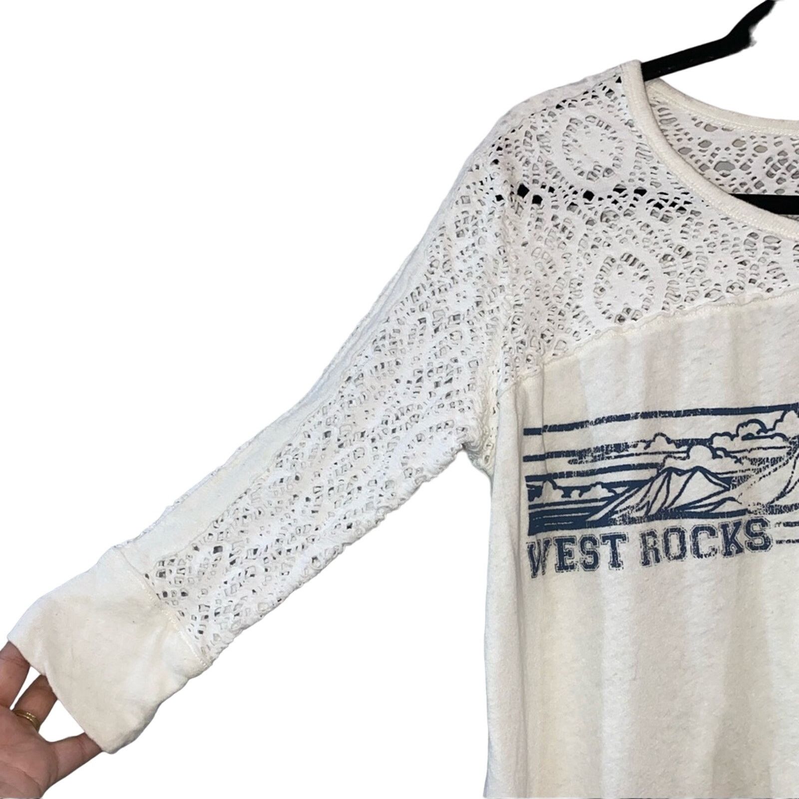 Free People We The Free White Lace Upper Top with Blue Graphics Size M / US 6-8 / IT 42-44 - 4 Thumbnail