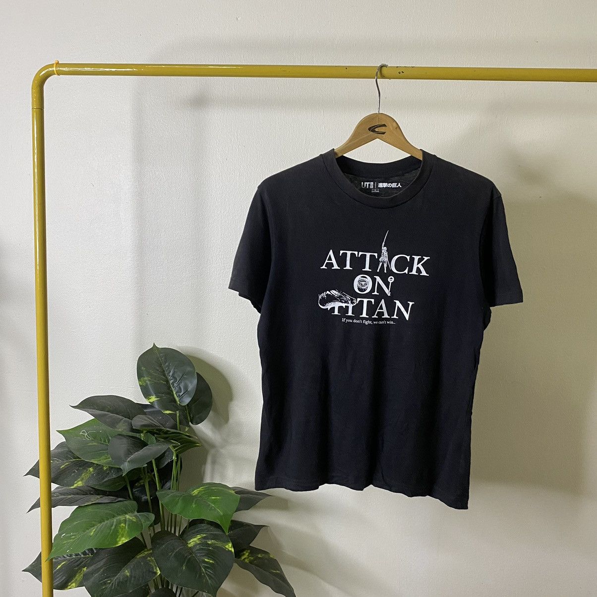 Anime Attack On Titan Japanese Manga Series x Uniqlo UT Tee Size US S / EU 44-46 / 1 - 1 Thumbnail