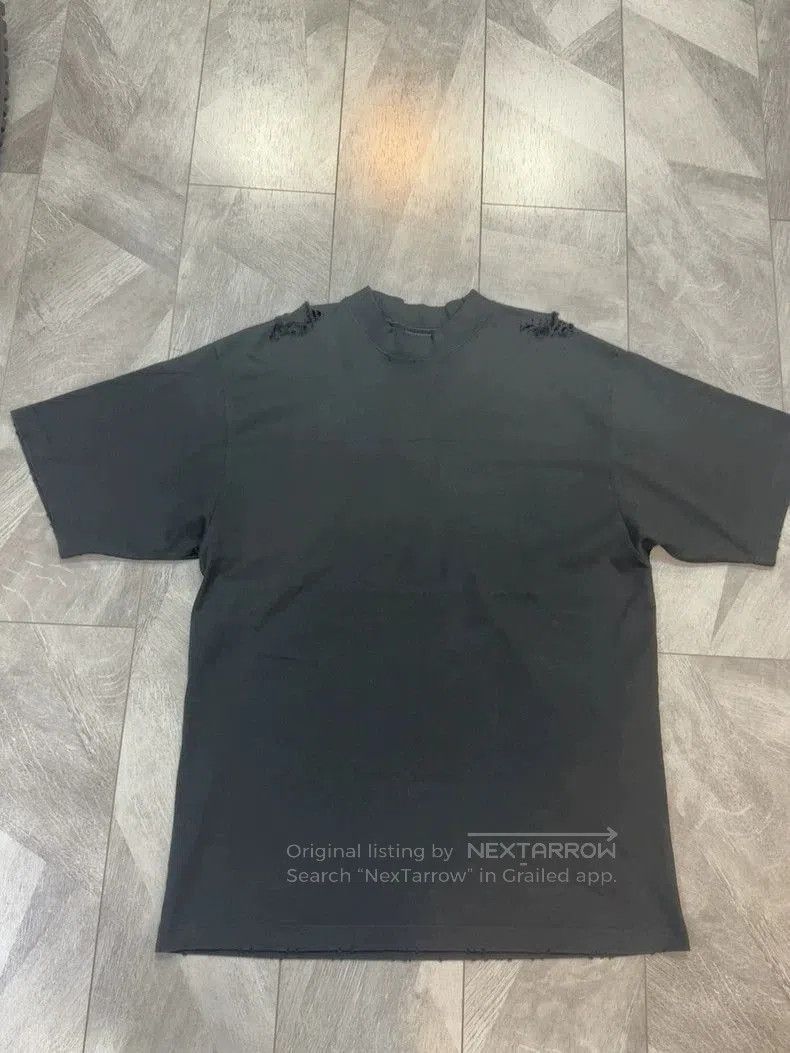 Balenciaga Balenciaga Distressed Gothic Logo Short Sleeve Tee. Size US S / EU 44-46 / 1 - 2 Thumbnail
