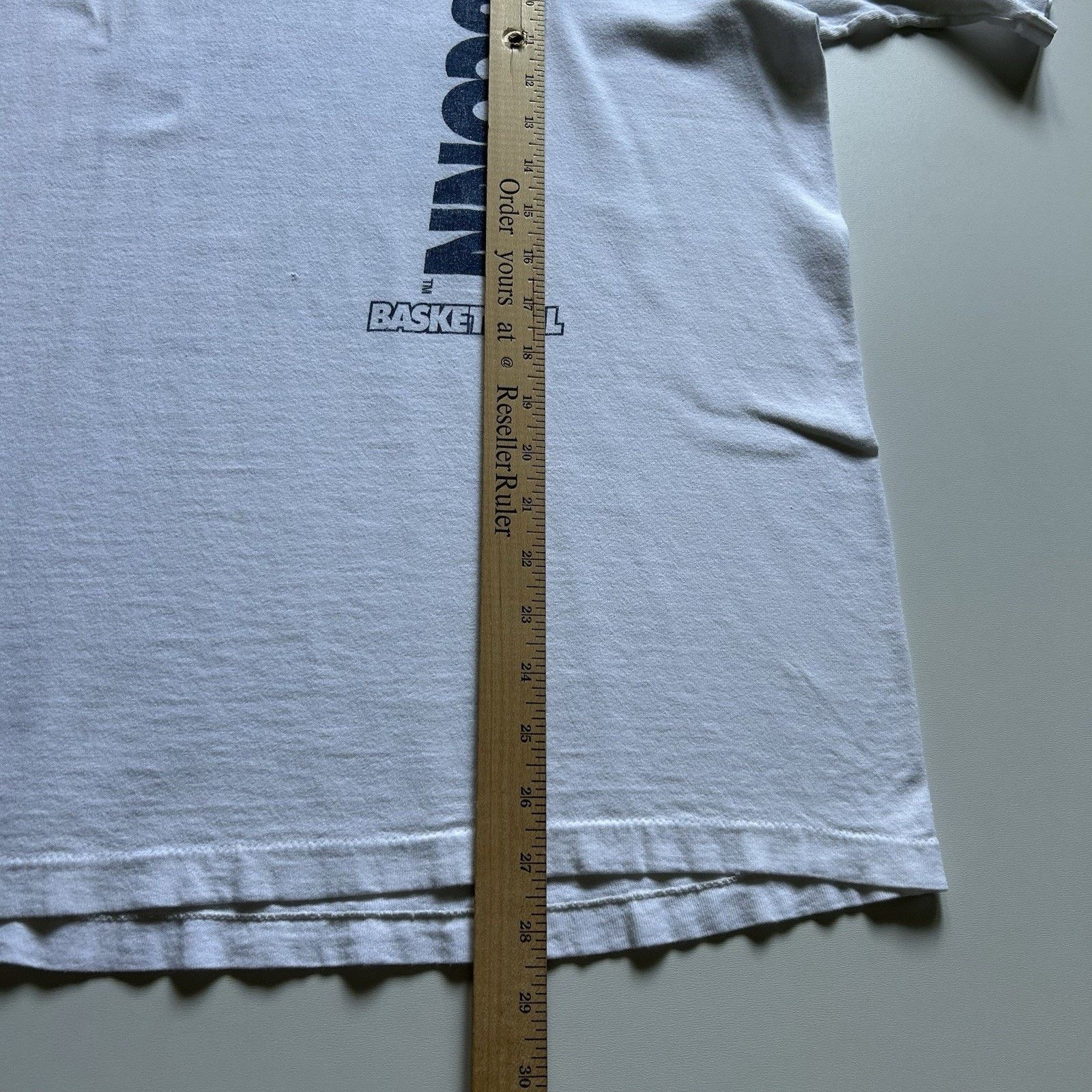 Fruit Of The Loom Vintage UConn Basketball T-Shirt Large Y2K NCAA College Art Size US L / EU 52-54 / 3 - 8 Thumbnail