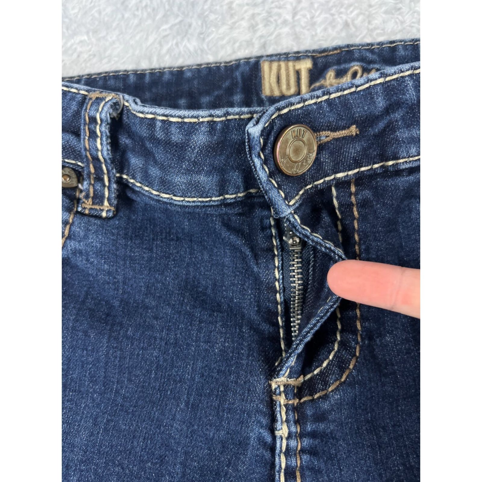 Vintage KUT from the Kloth Jeans Women 8 Blue Denim Flared Low Rise 30x29 Cotton Stretch Distressed Embroidered Logo Size 30" / US 8 / IT 44 - 5 Thumbnail