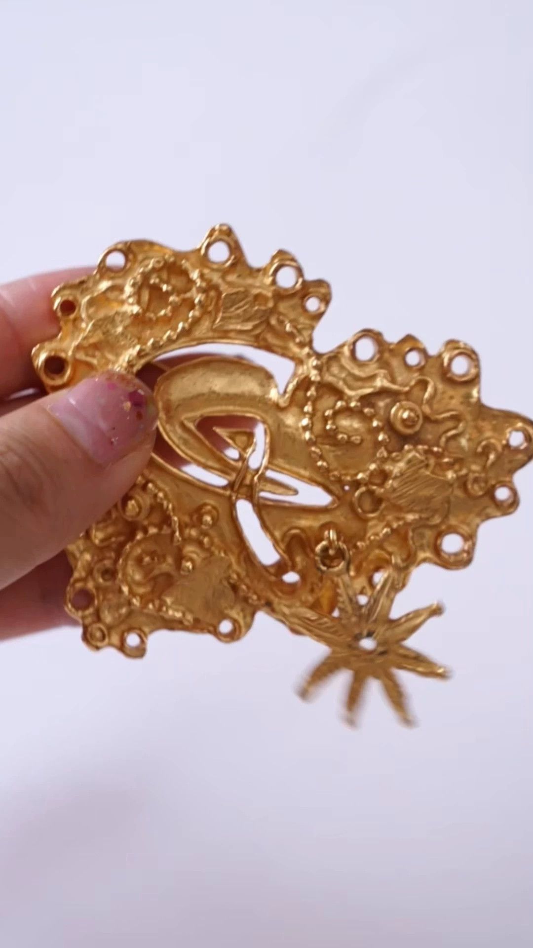 Christian Lacroix Christian Lacroix Gold Lace Heart Brooch Logo Swinging Size ONE SIZE - 4 Thumbnail