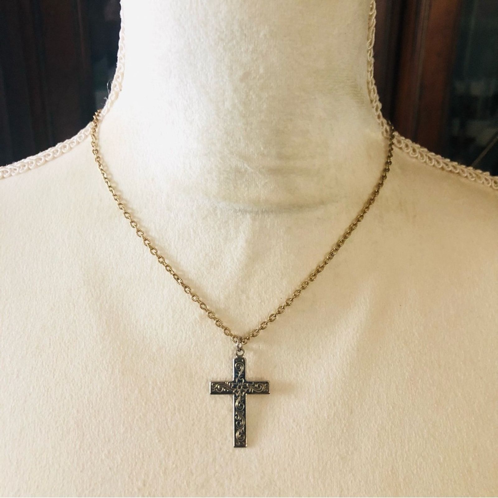 Vintage Vintage gold etched cross pendant on chain necklace Size ONE SIZE - 3 Thumbnail