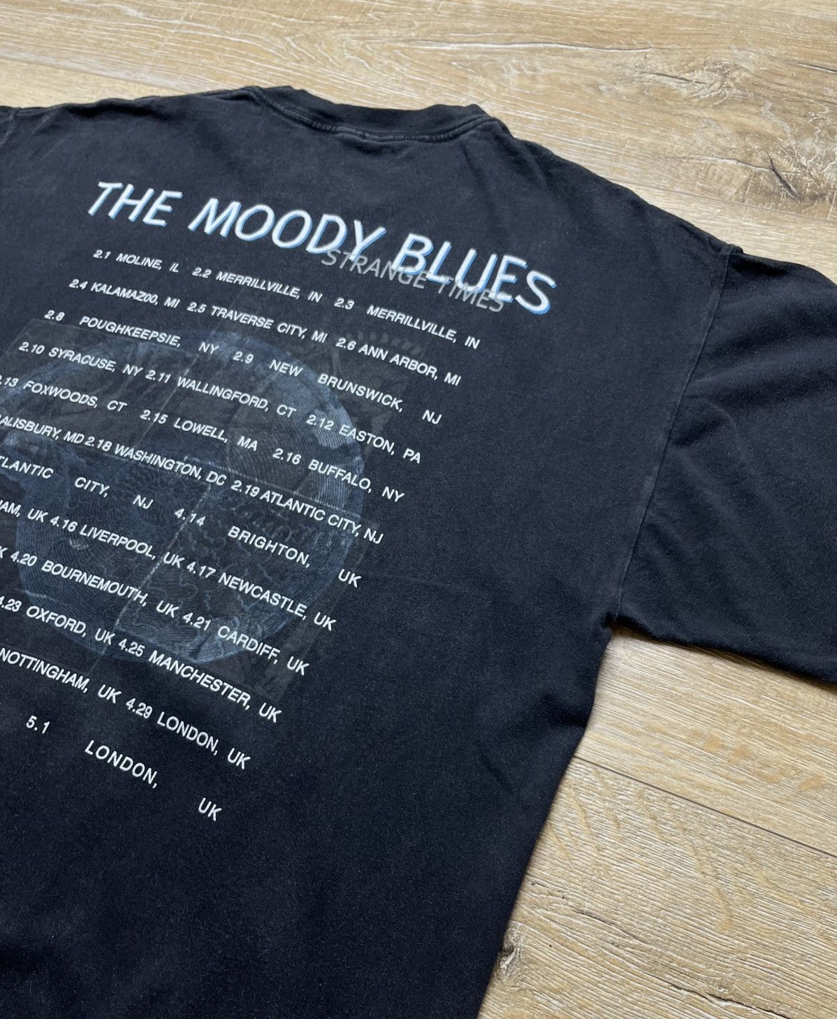 Band Tees VINTAGE GIANT THE MOODY BLUES 1990 T-SHIRT Size US XL / EU 56 / 4 - 14 Thumbnail