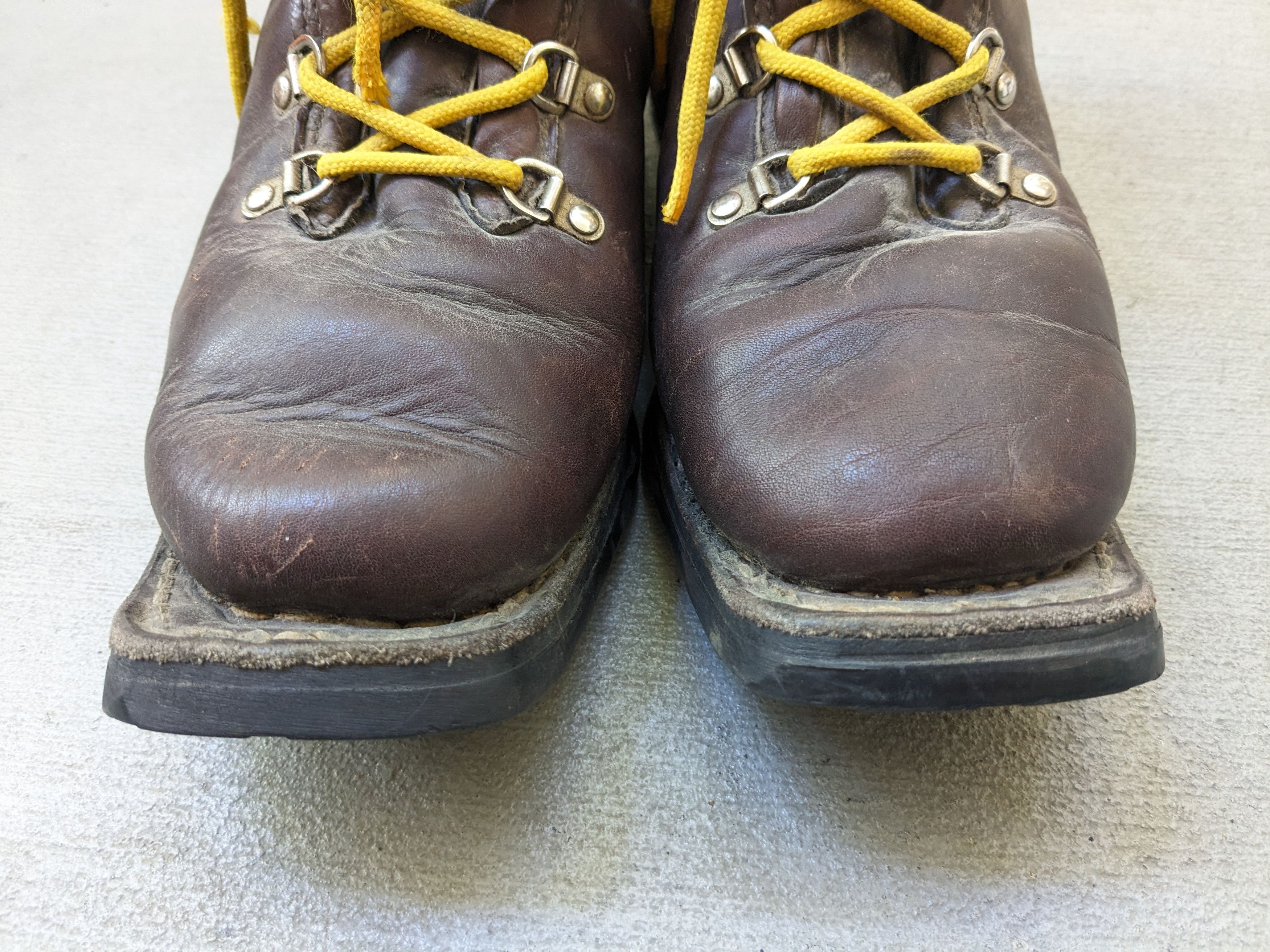 Vintage Vasque Ski Boots Brown 11 EE Wide Italy Hiking