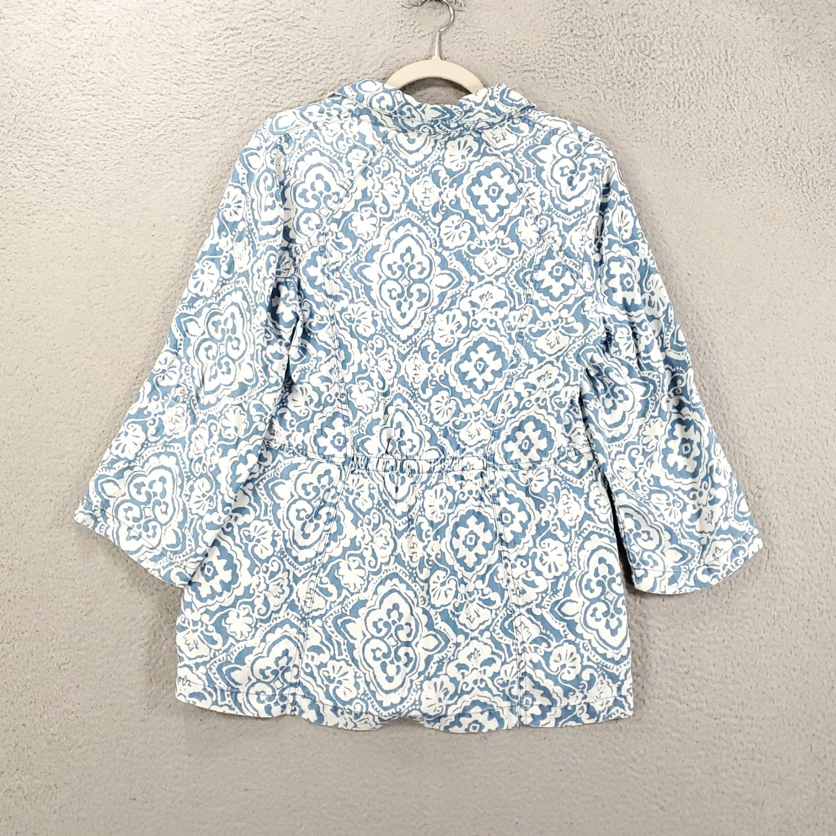 Vintage Chicos Shirt Womens M Blue White Chambray Button-Up Roll Tab Sleeve Shacket Geometric Pockets Vintage No Menus? Size M / US 6-8 / IT 42-44 - 7 Thumbnail
