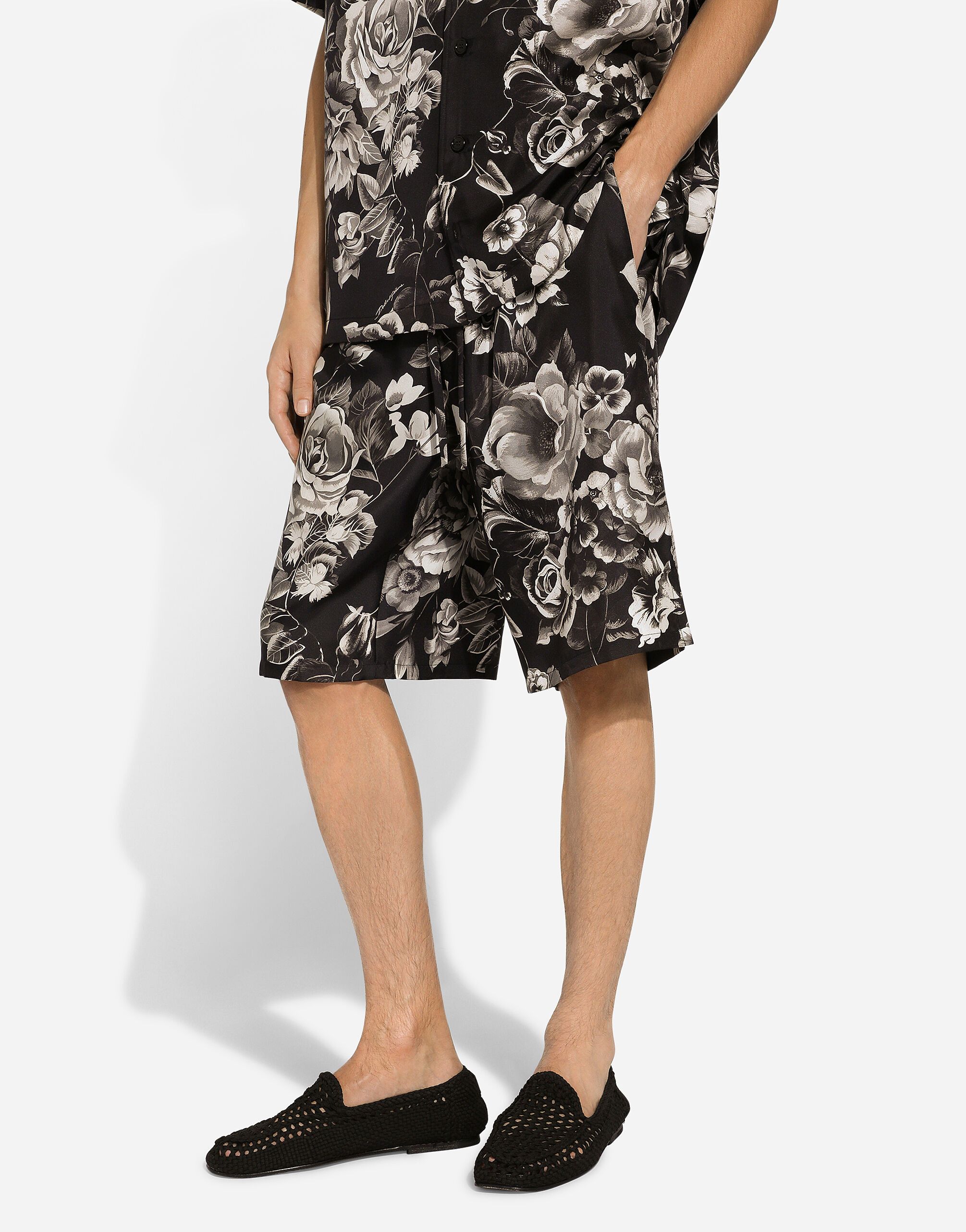 Dolce & Gabbana o1s22i1n0924 Silk Floral Print Bermuda Short in Black Size US 32 / EU 48 - 4 Thumbnail