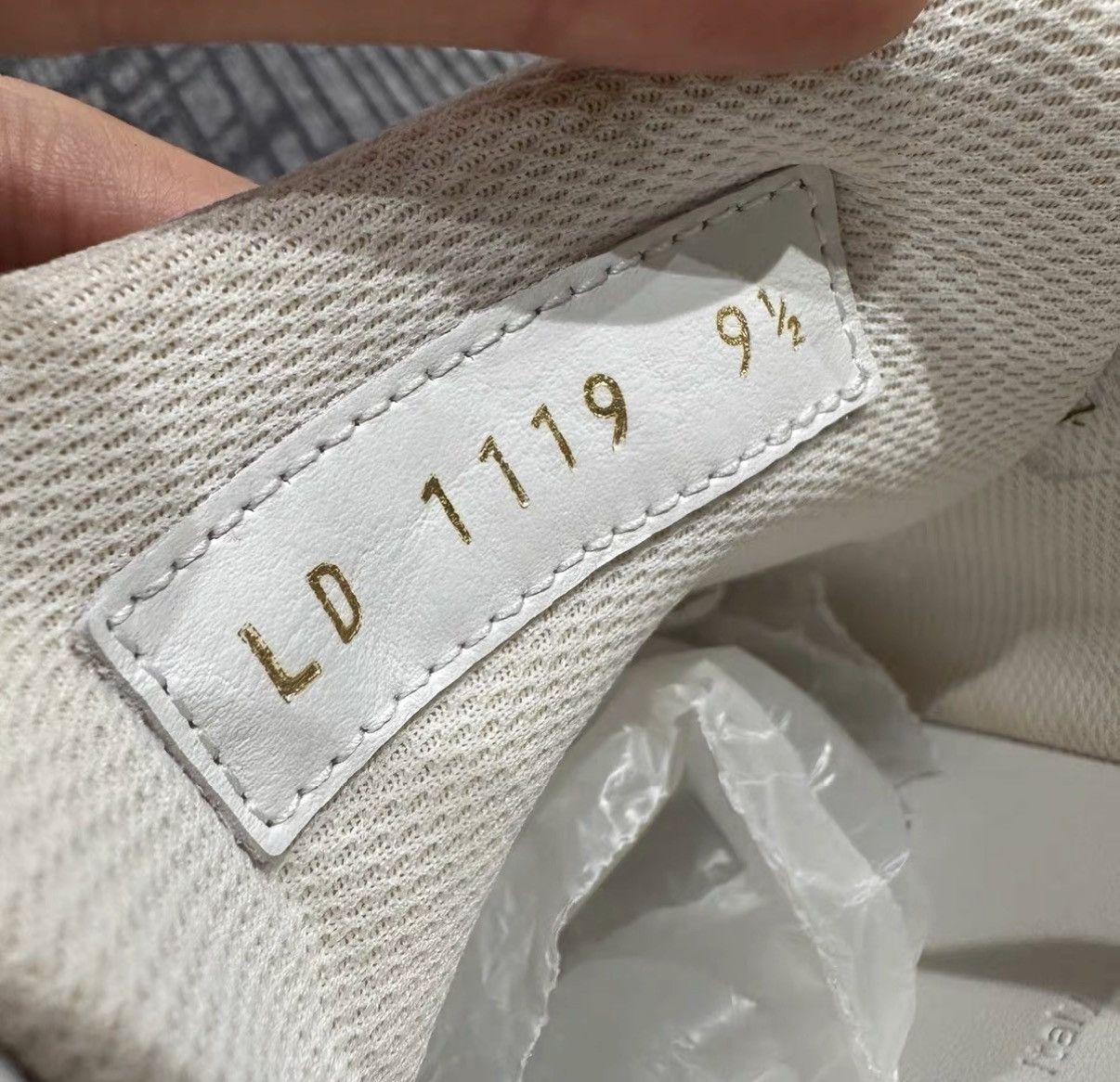 Louis Vuitton Louis Vuitton Monogram Red Tip White Sneakers J42 Size US 9.5 / EU 42-43 - 7 Thumbnail