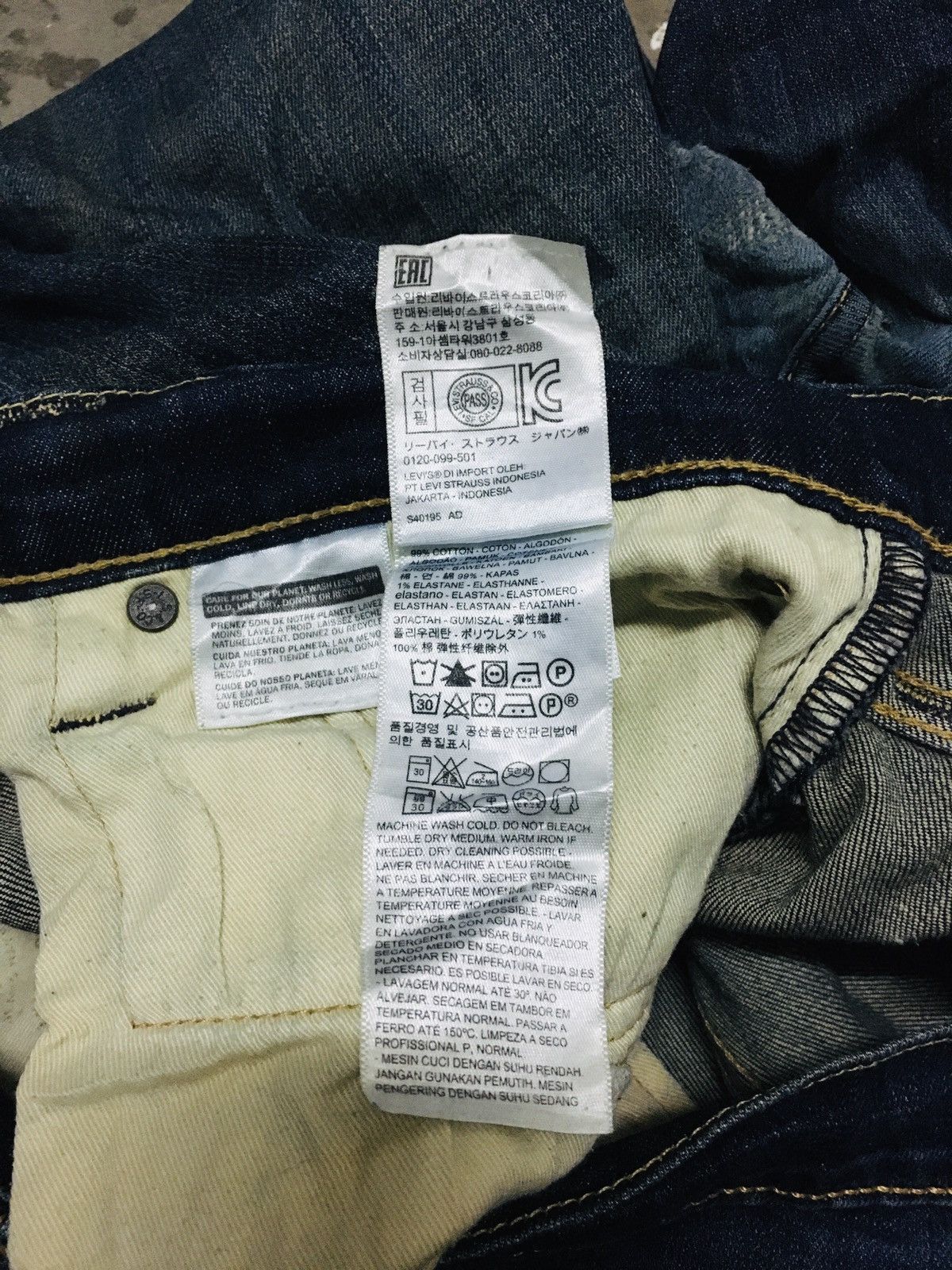 Levi's Levis Lot 541 Distressed Jeans (15) Size US 37 - 12 Thumbnail