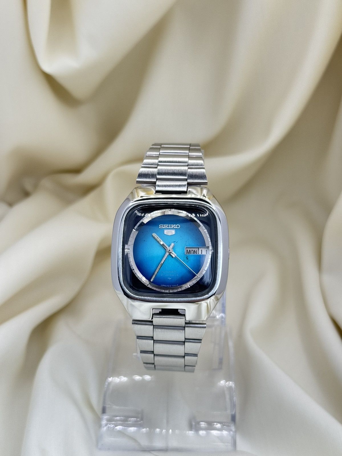 Seiko Seiko 5 Japan Vintage TV Case Blue Fade Dial 21J Automatic Size 36 - 1 Thumbnail