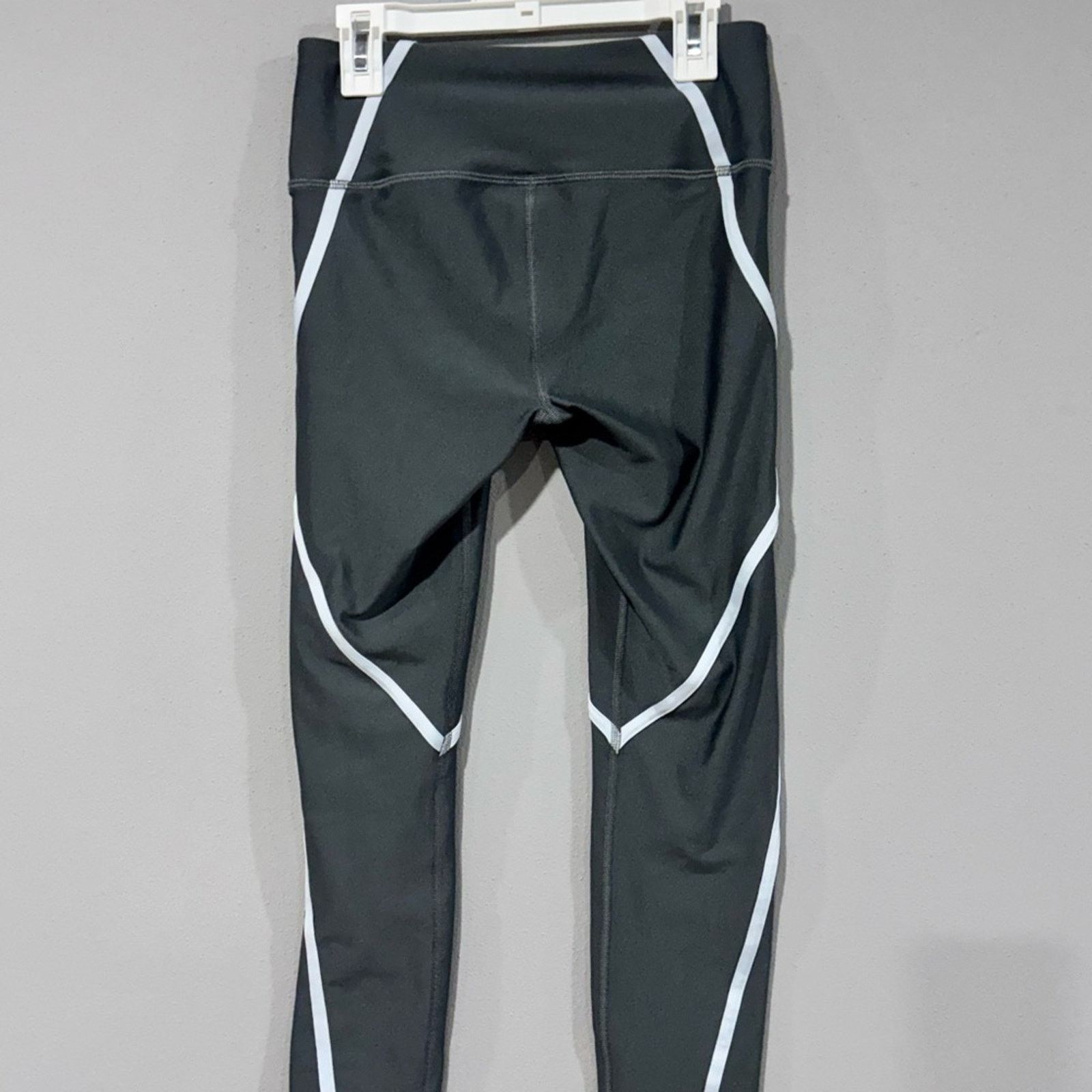 Under Armour Under Armour Charcoal Leggings with White Trim Size Small Size 28" / US 6 / IT 42 - 3 Thumbnail