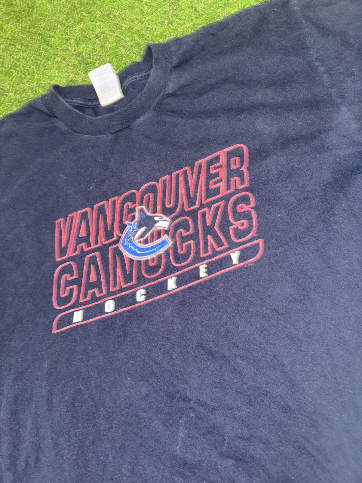 Vintage Vintage Vancouver canucks t shirt size XL Size US XL / EU 56 / 4 - 2 Thumbnail