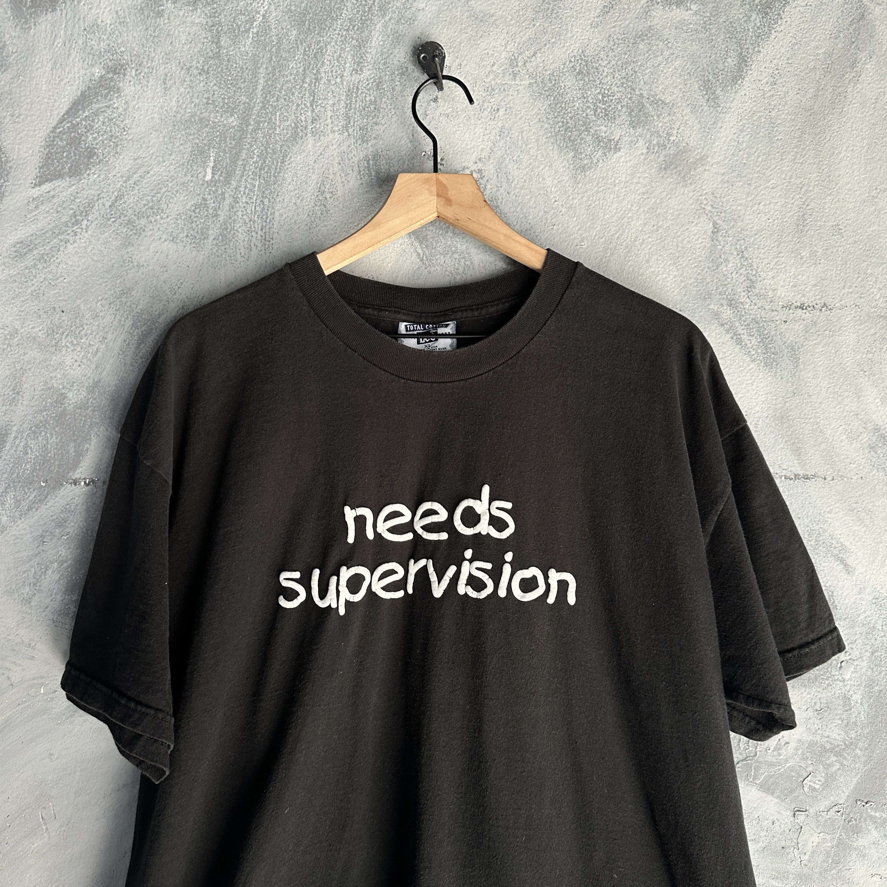 Lee Vtg Needs Supervision T Shirt Black Funny Joke Puff Print Size US XL / EU 56 / 4 - 2 Thumbnail